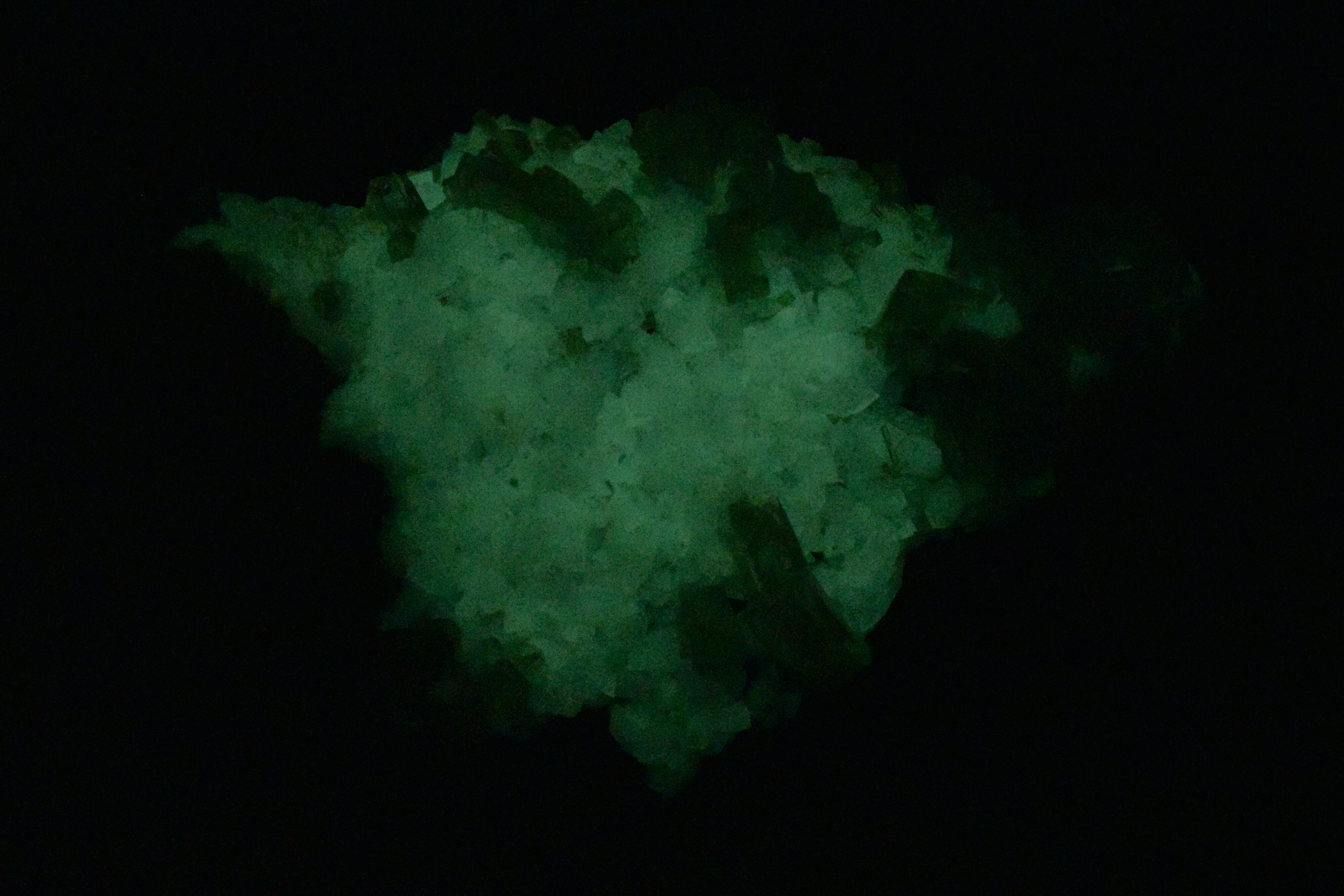 Afterglow after exposure to longwave UV light.