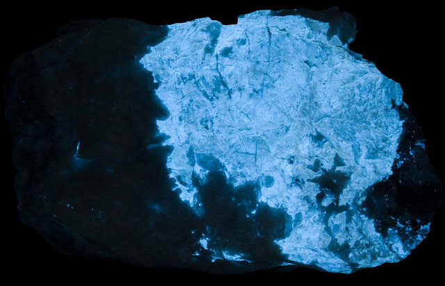 Fluorescence under shortwave UV light.