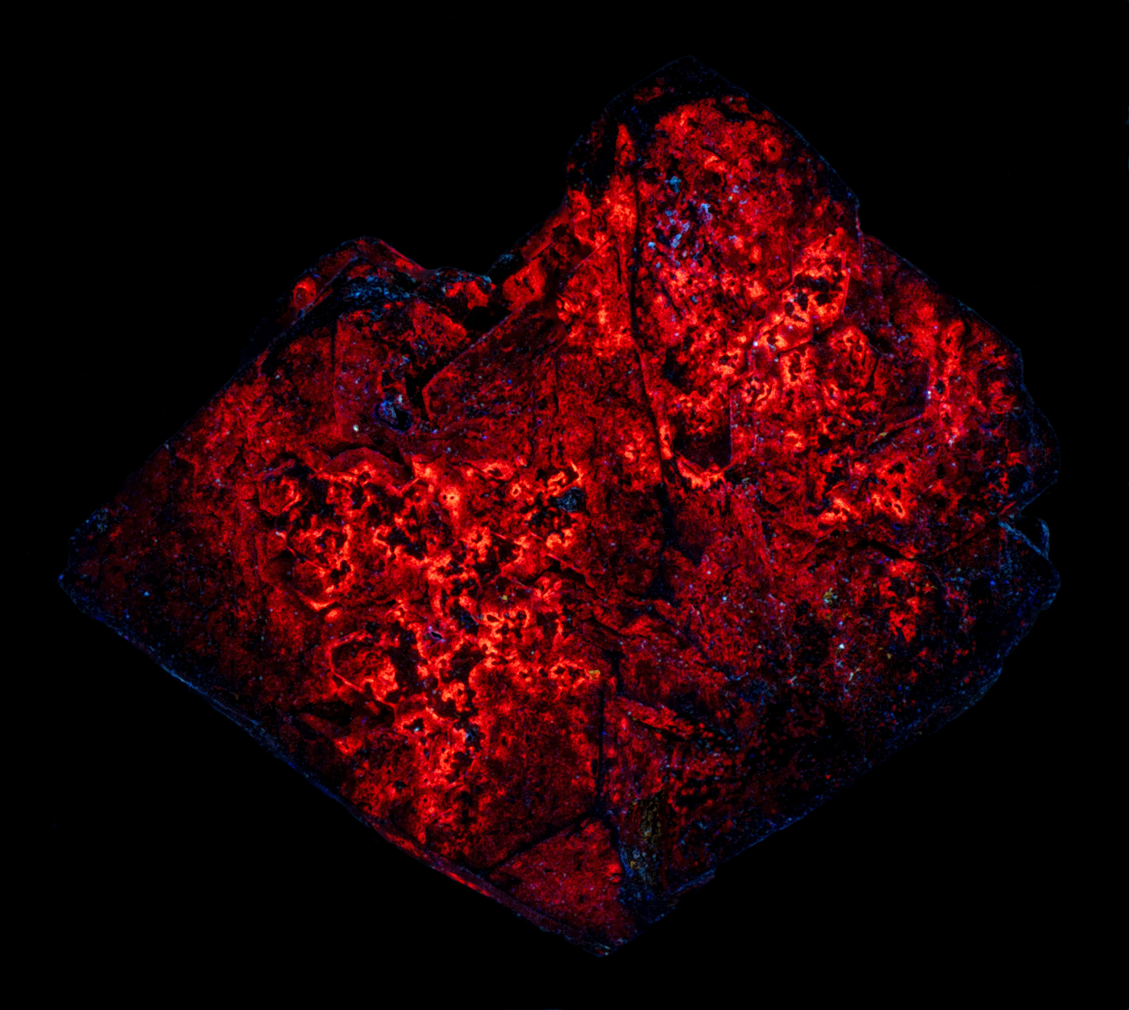 Fluorescence under longwave UV light.