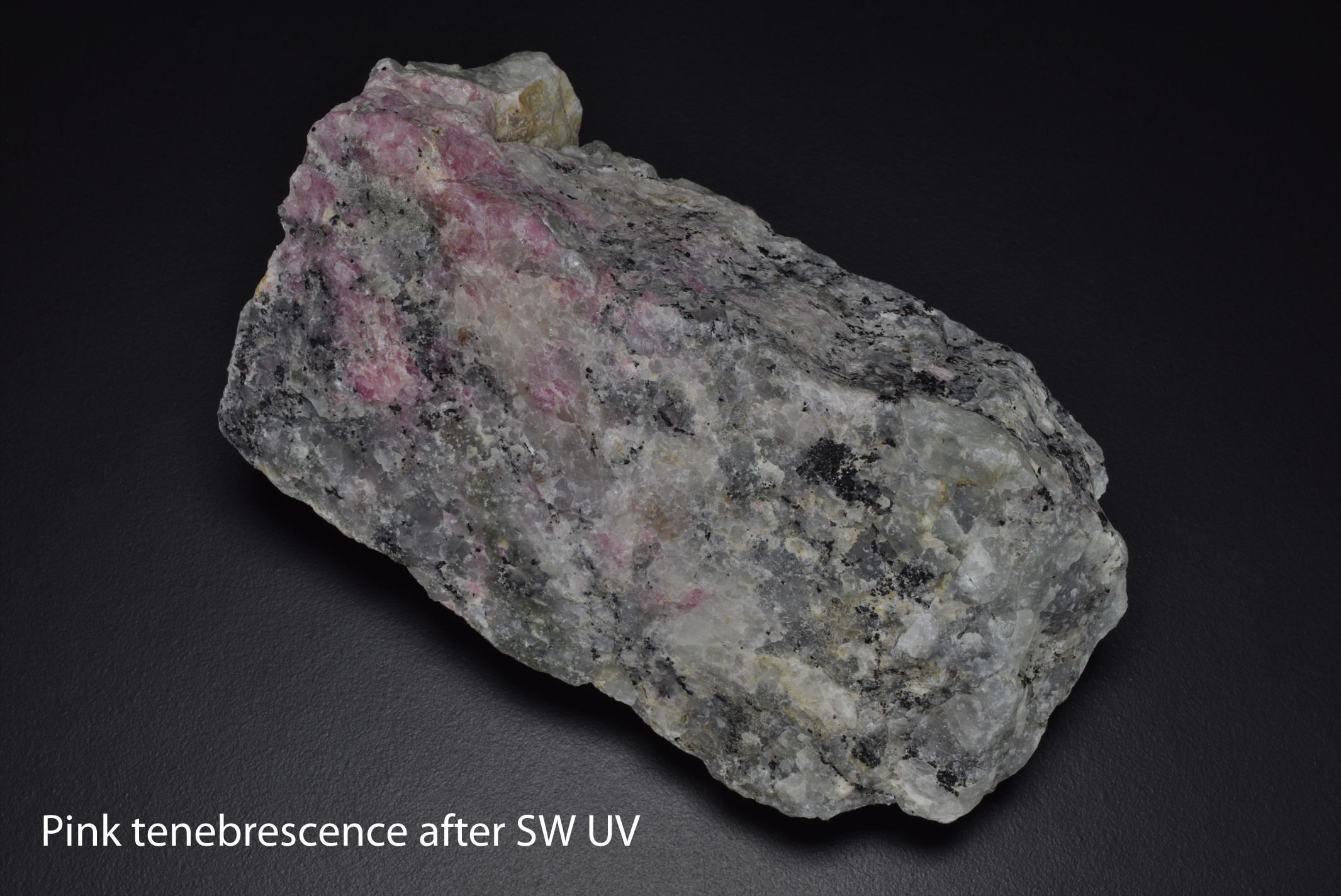 Tenebrescence after exposure to shortwave UV light.