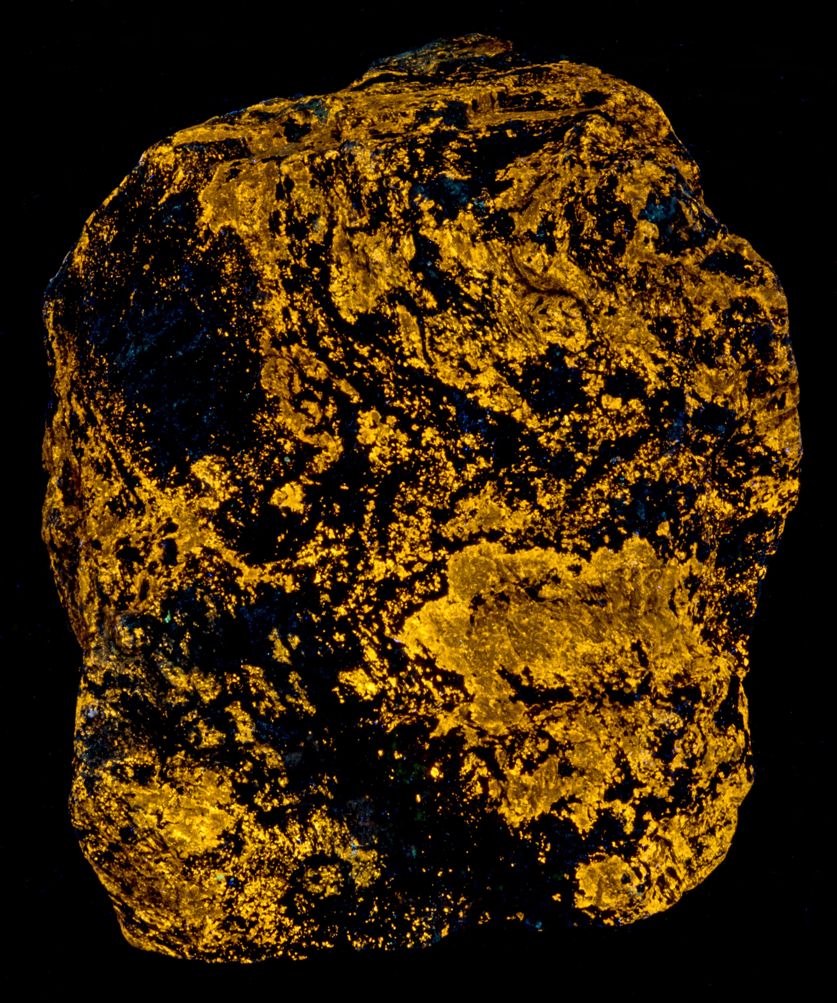 Fluorescence under longwave UV light.