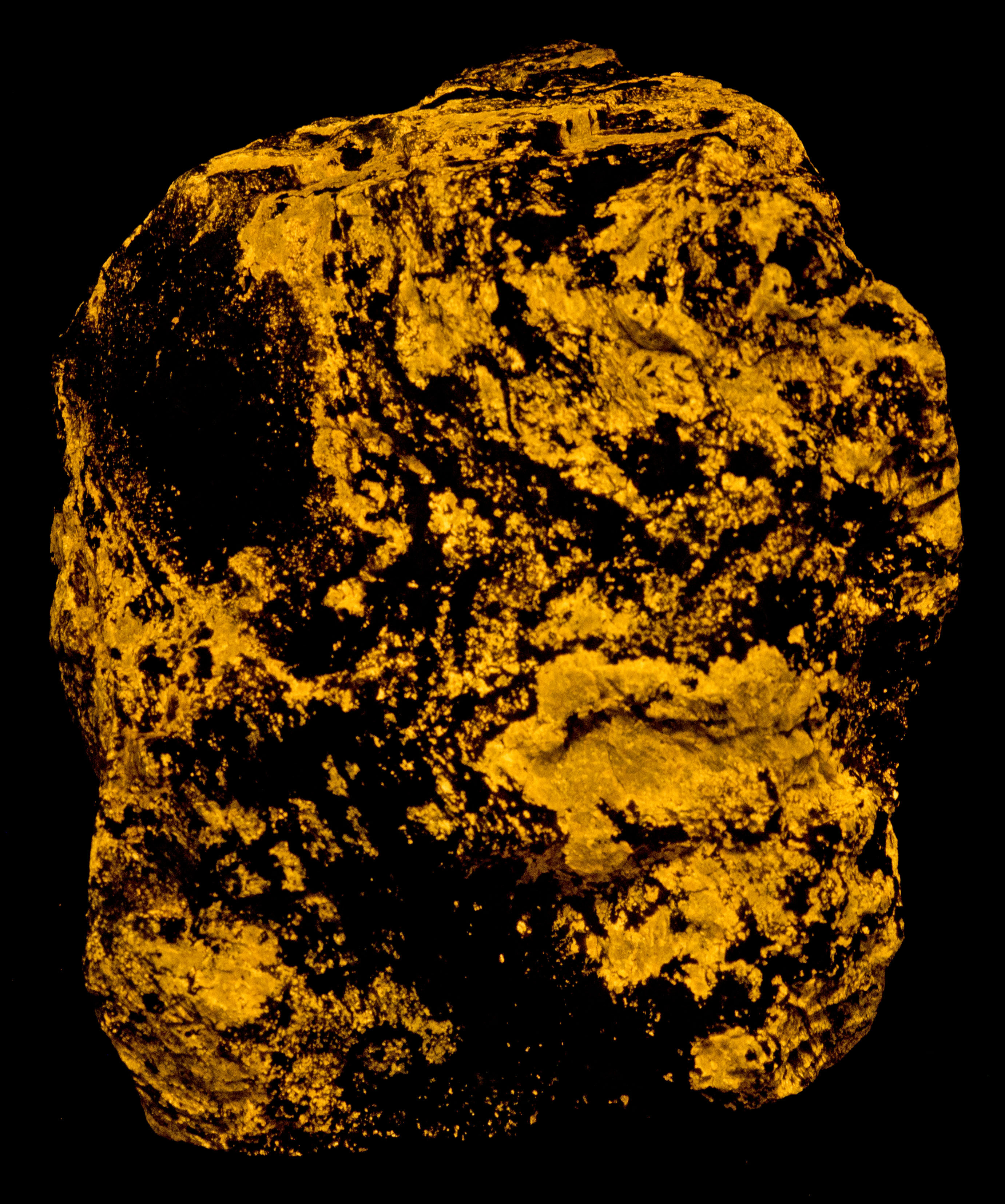 Afterglow after exposure to longwave UV light.