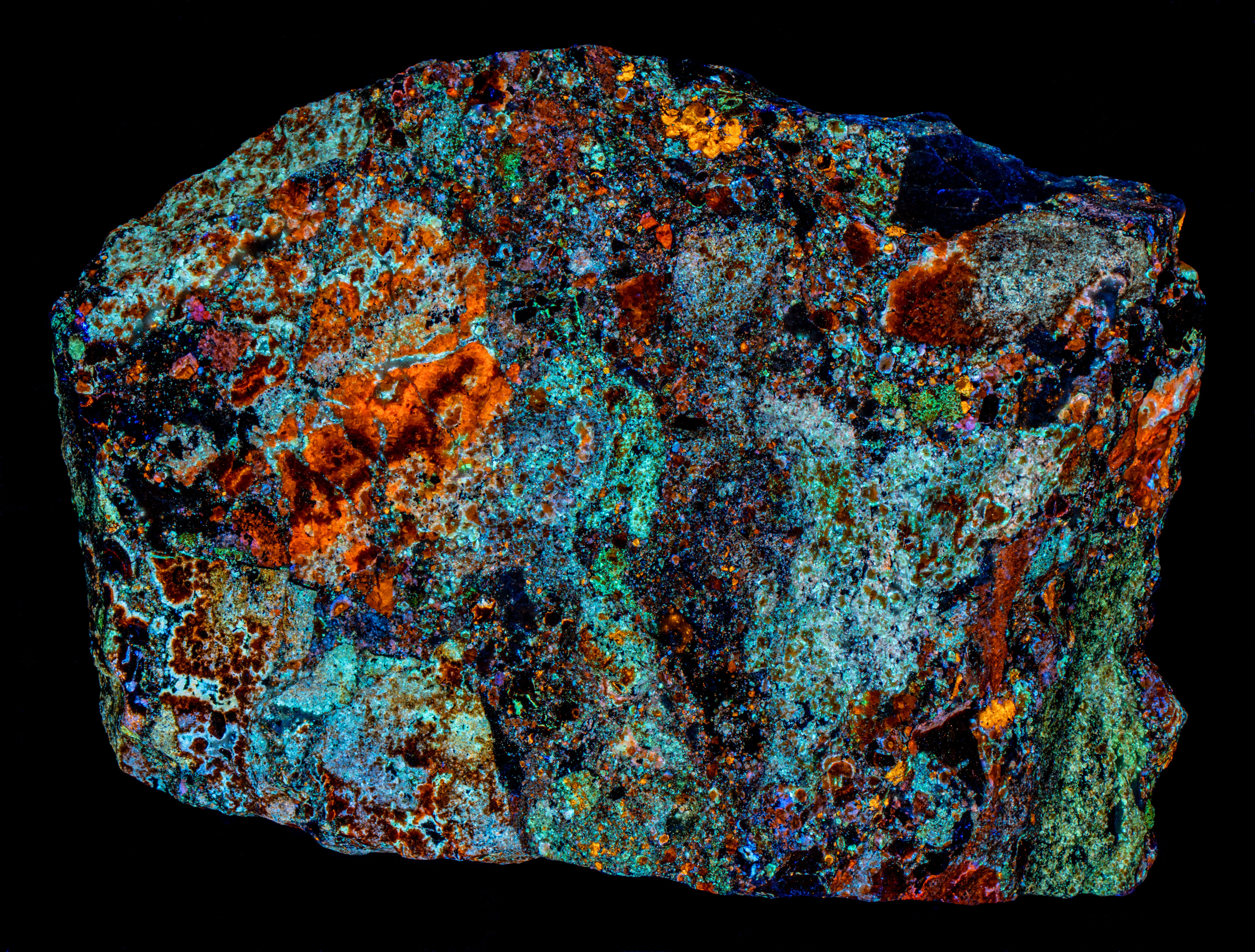 Fluorescence under longwave UV light.