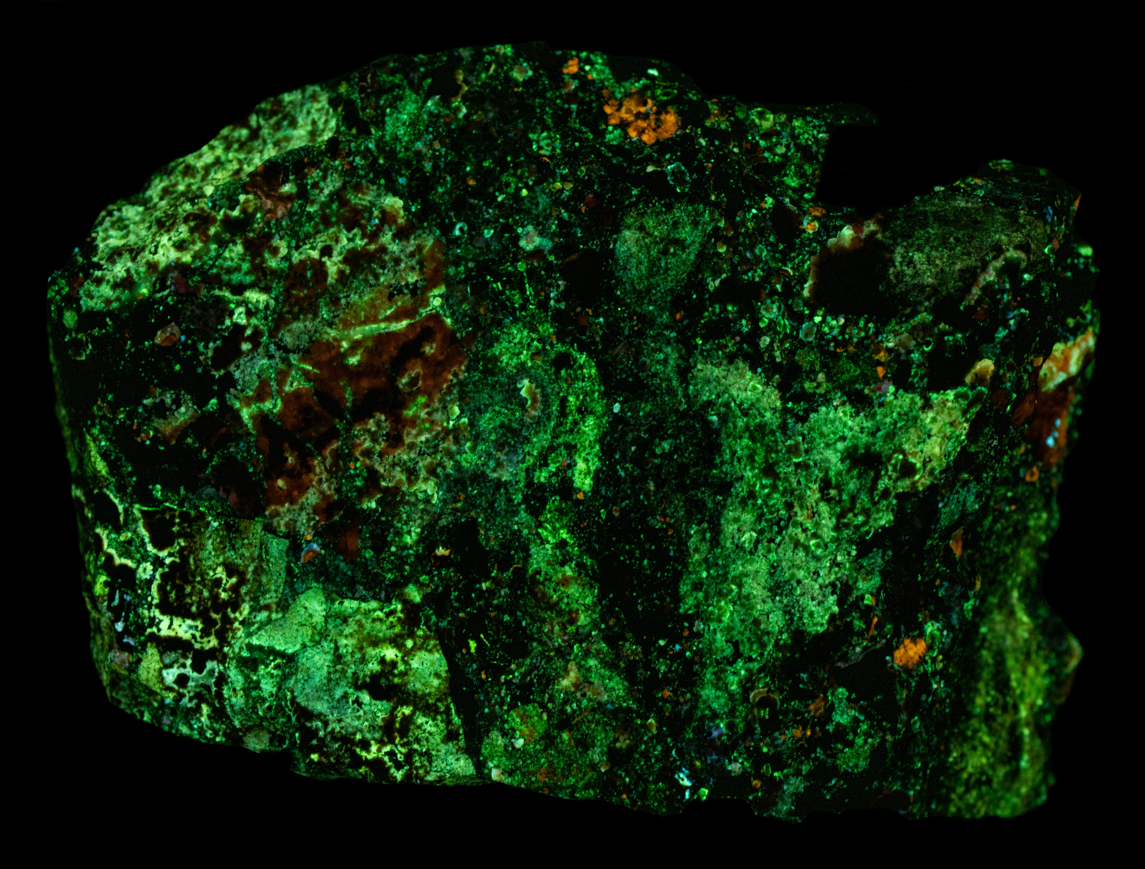 Afterglow after exposure to longwave UV light.