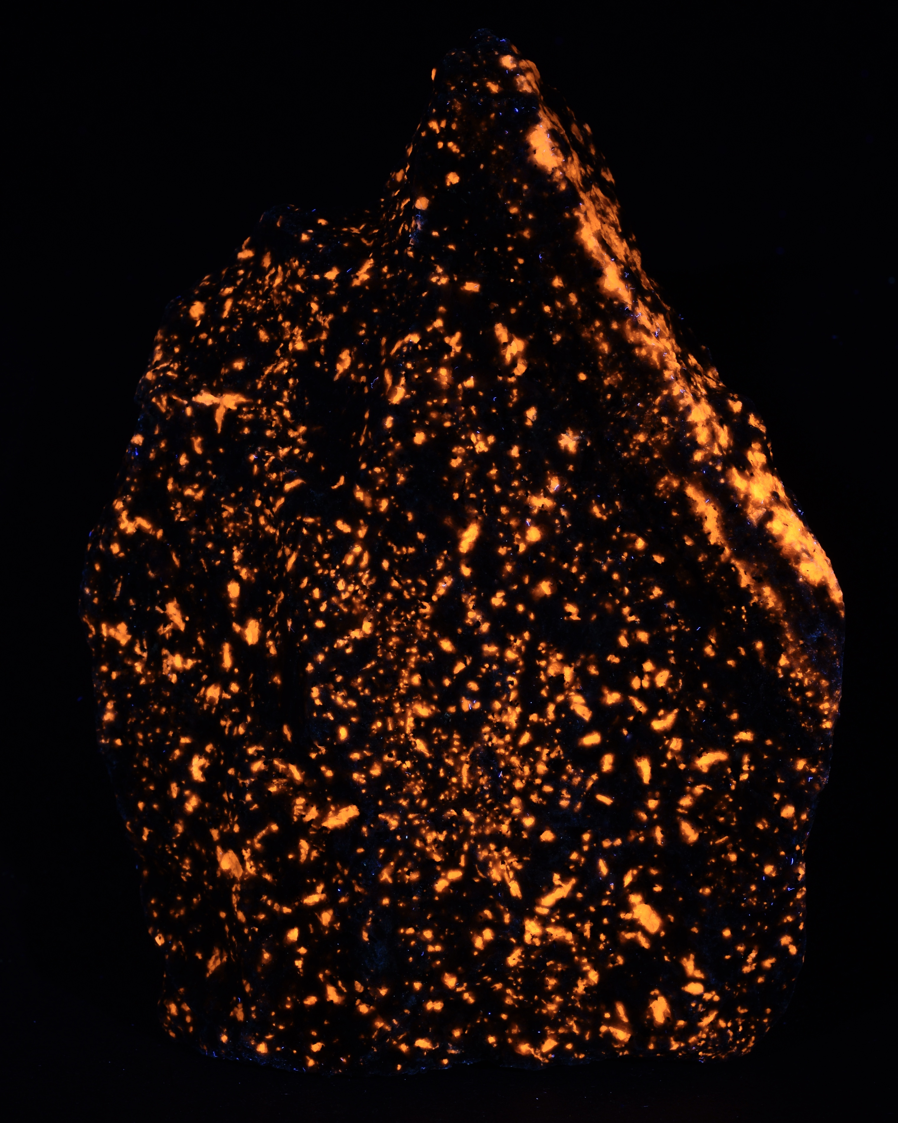 Fluorescence under longwave UV light.