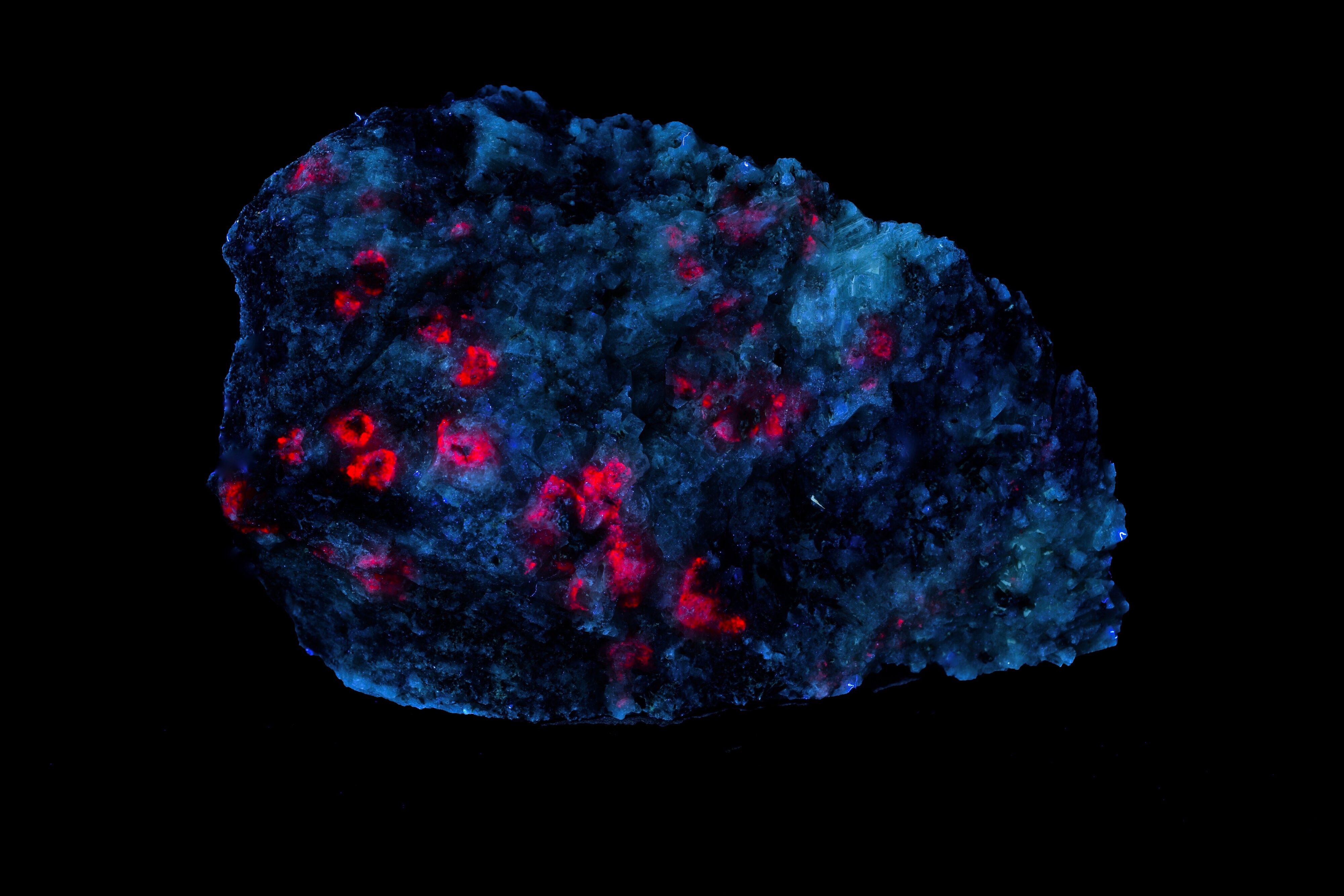 Fluorescence under longwave UV light.