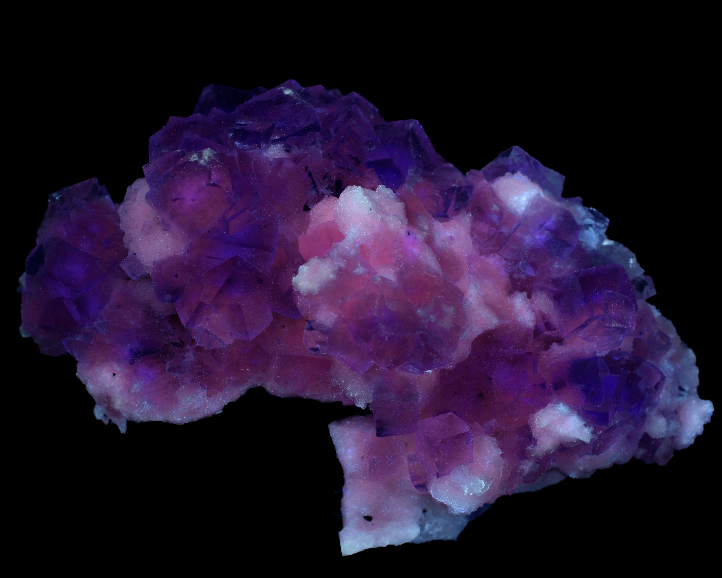 Fluorescence under longwave UV light.