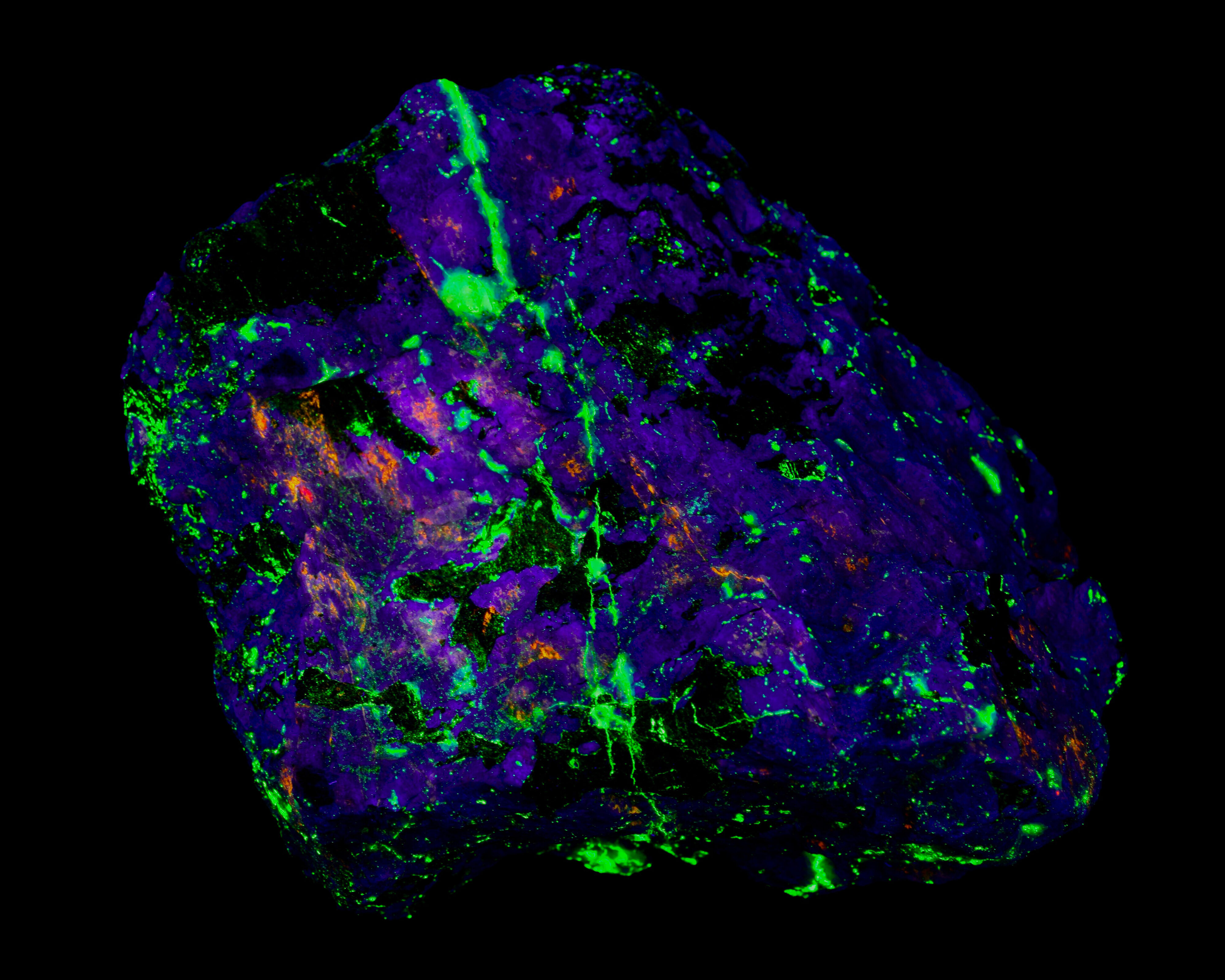 Fluorescence under shortwave UV light.