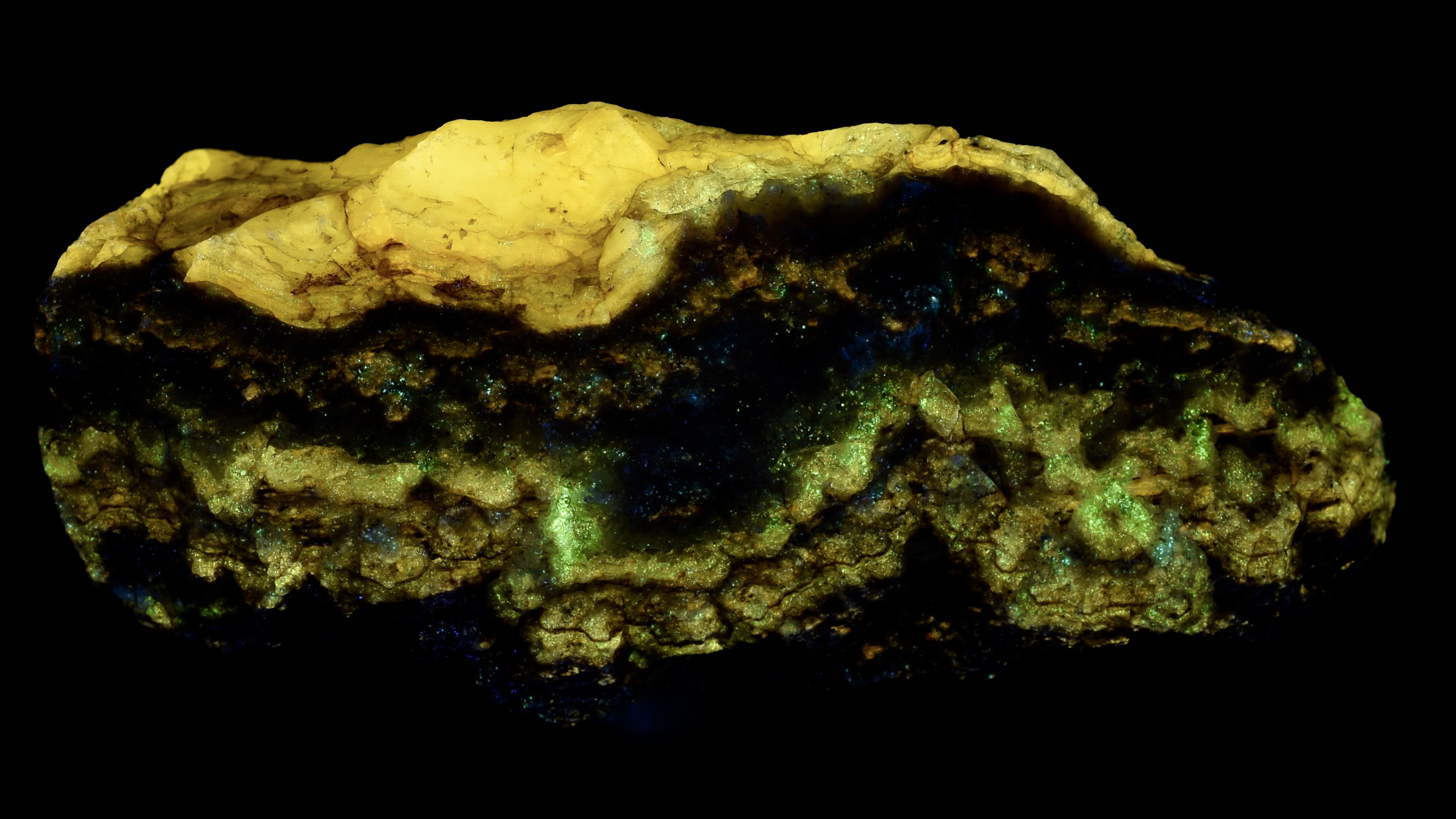 Fluorescence under longwave UV light. Side 2.