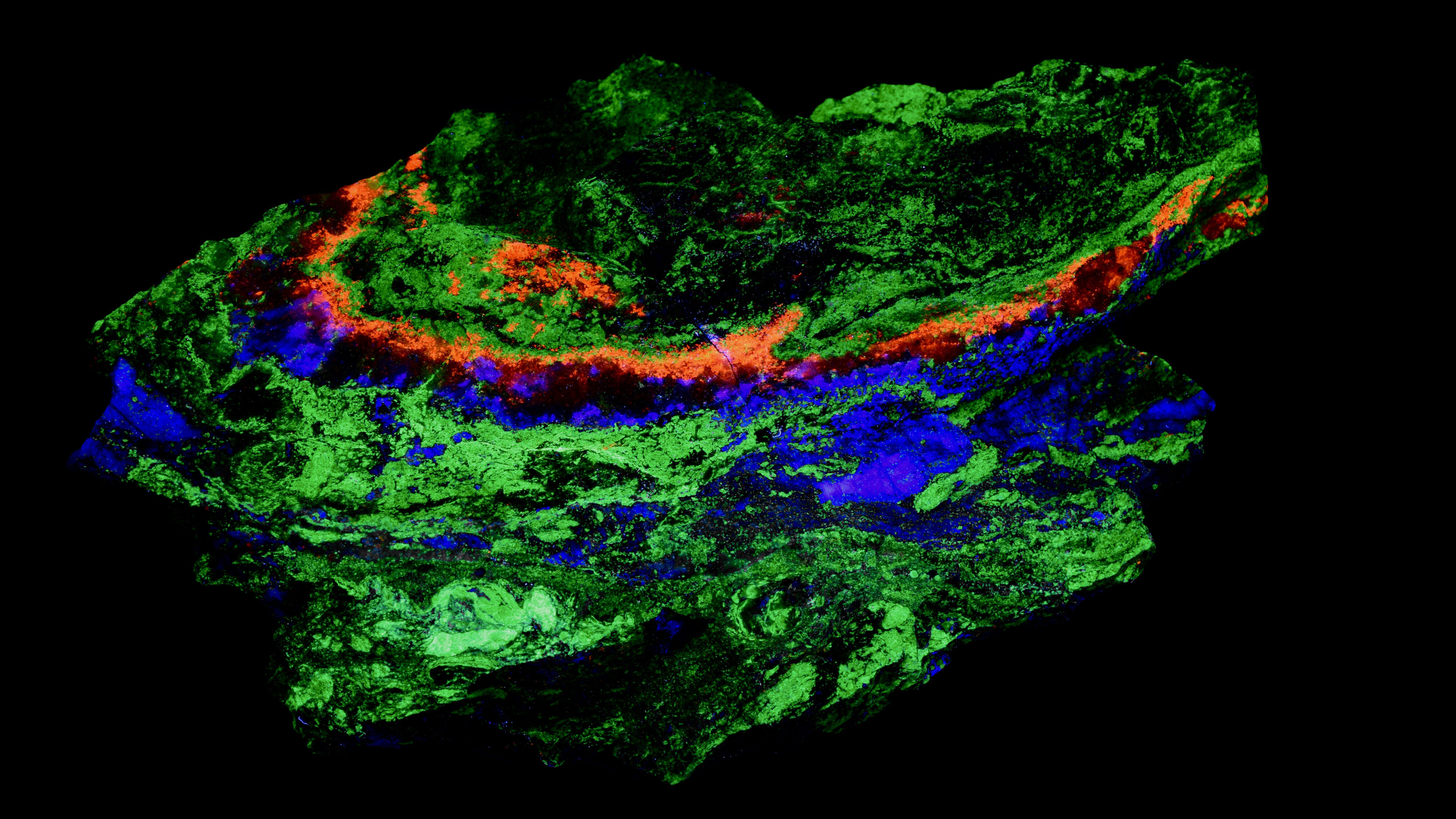 Fluorescence under longwave and shortwave UV light.