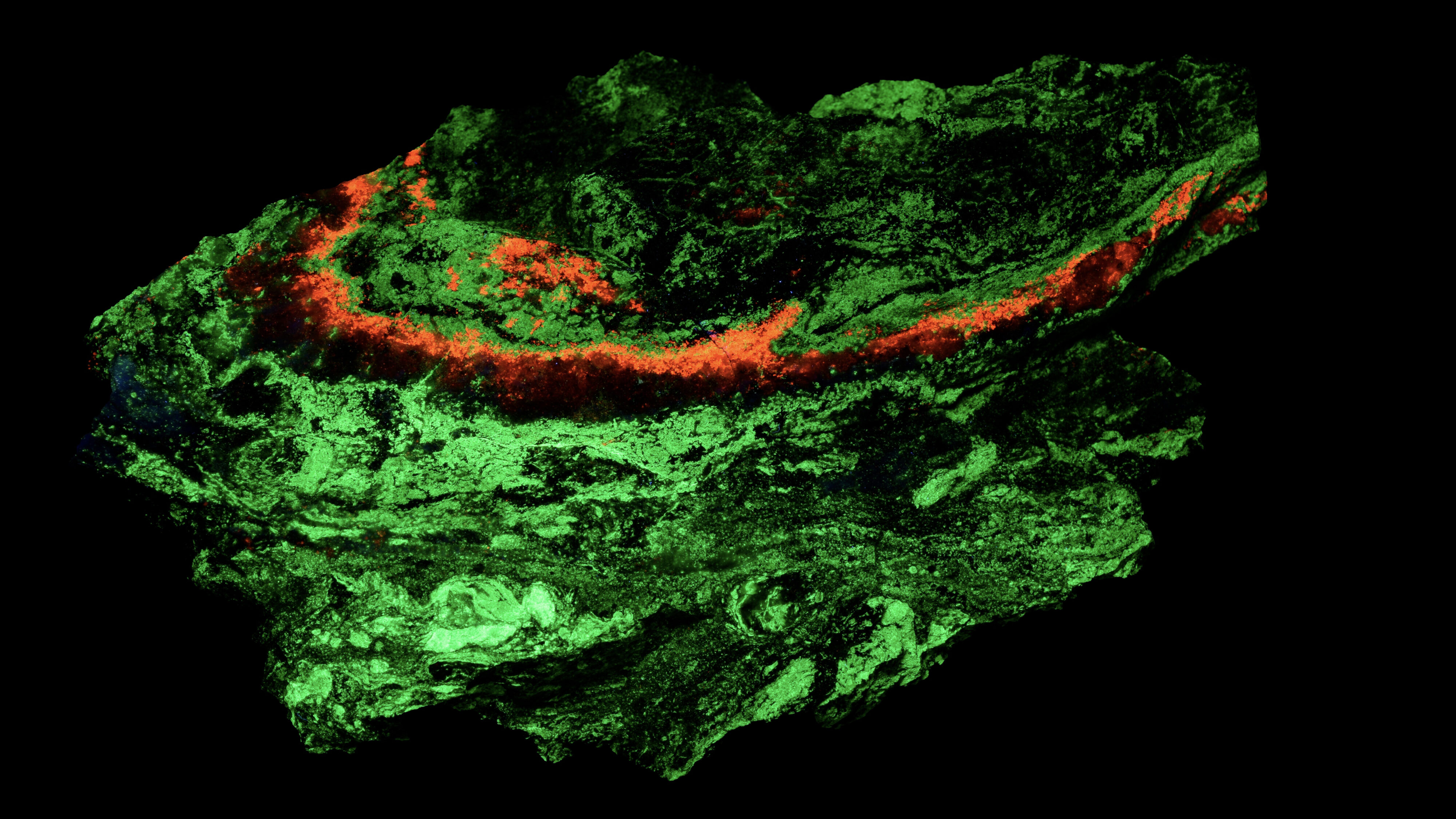 Fluorescence under shortwave UV light.