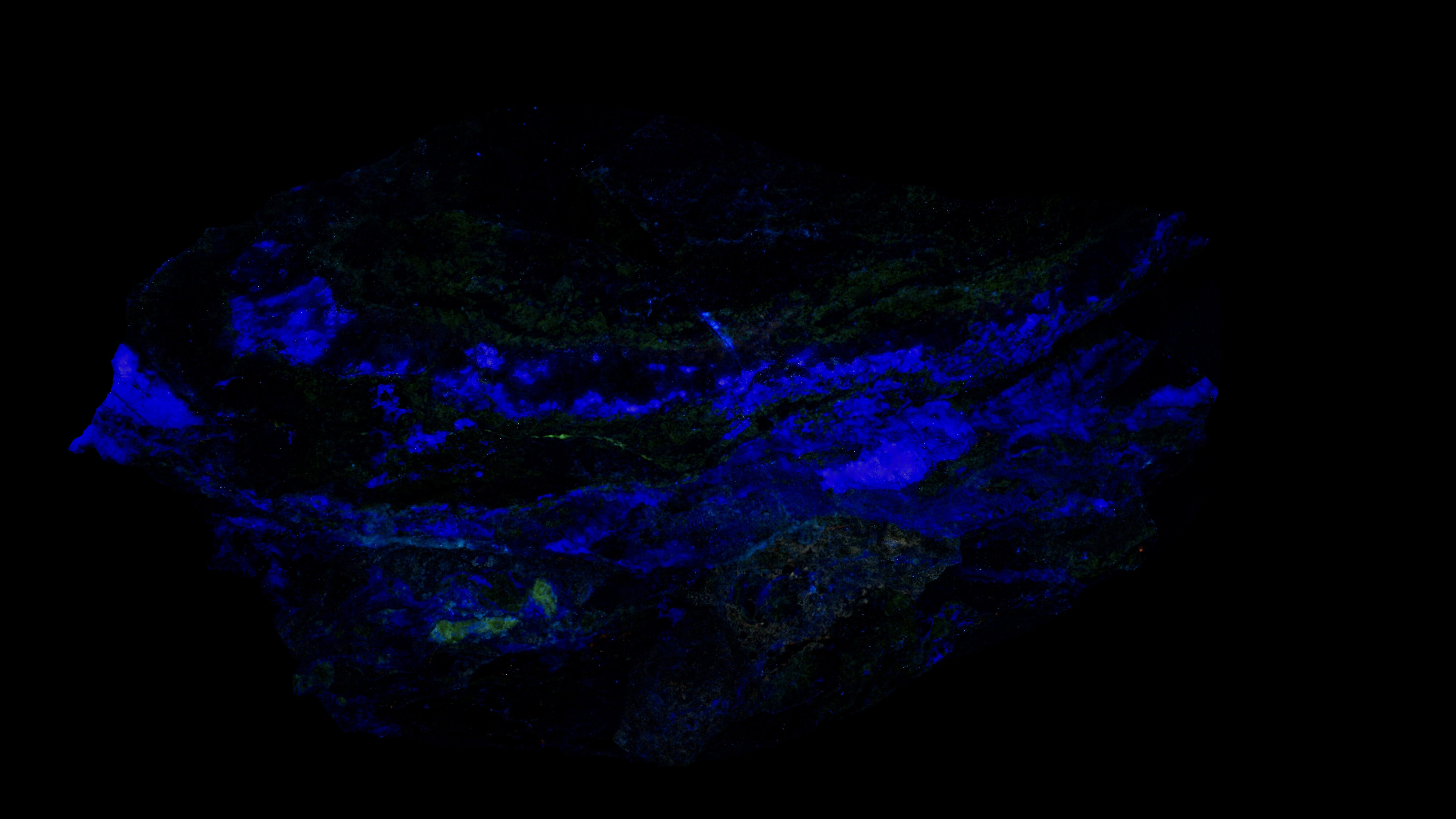 Fluorescence under longwave UV light.
