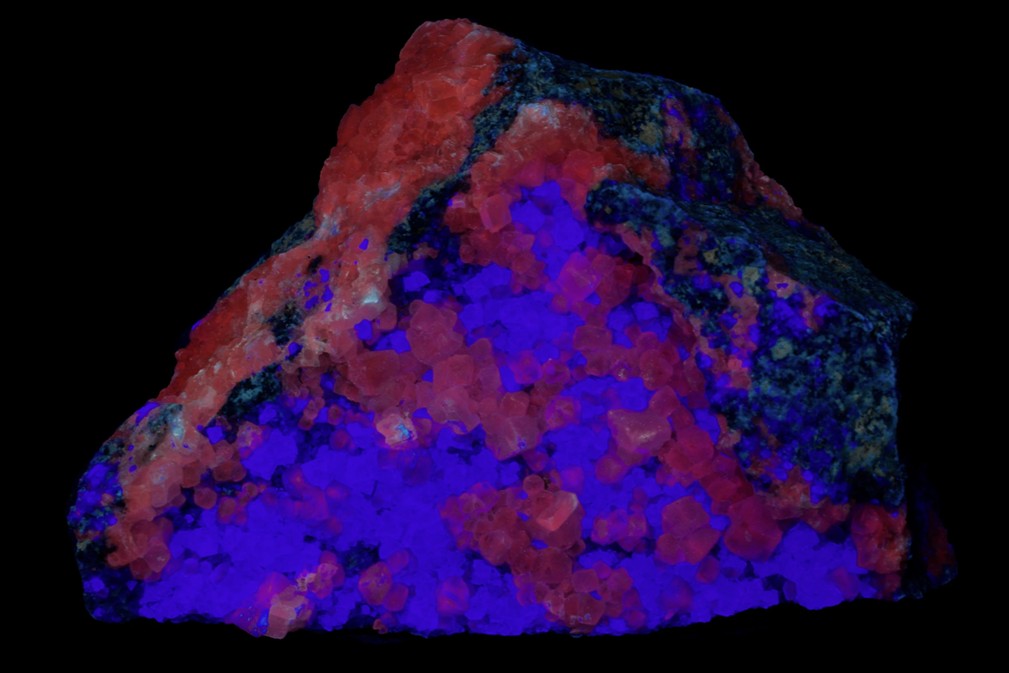 Fluorescence under shortwave UV light.