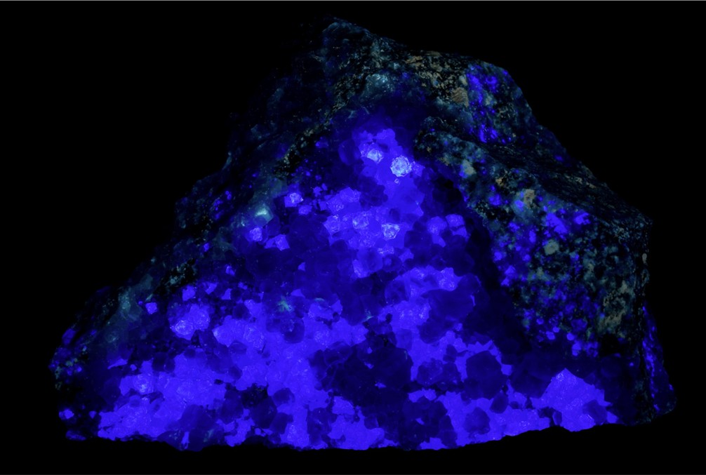Fluorescence under longwave UV light.