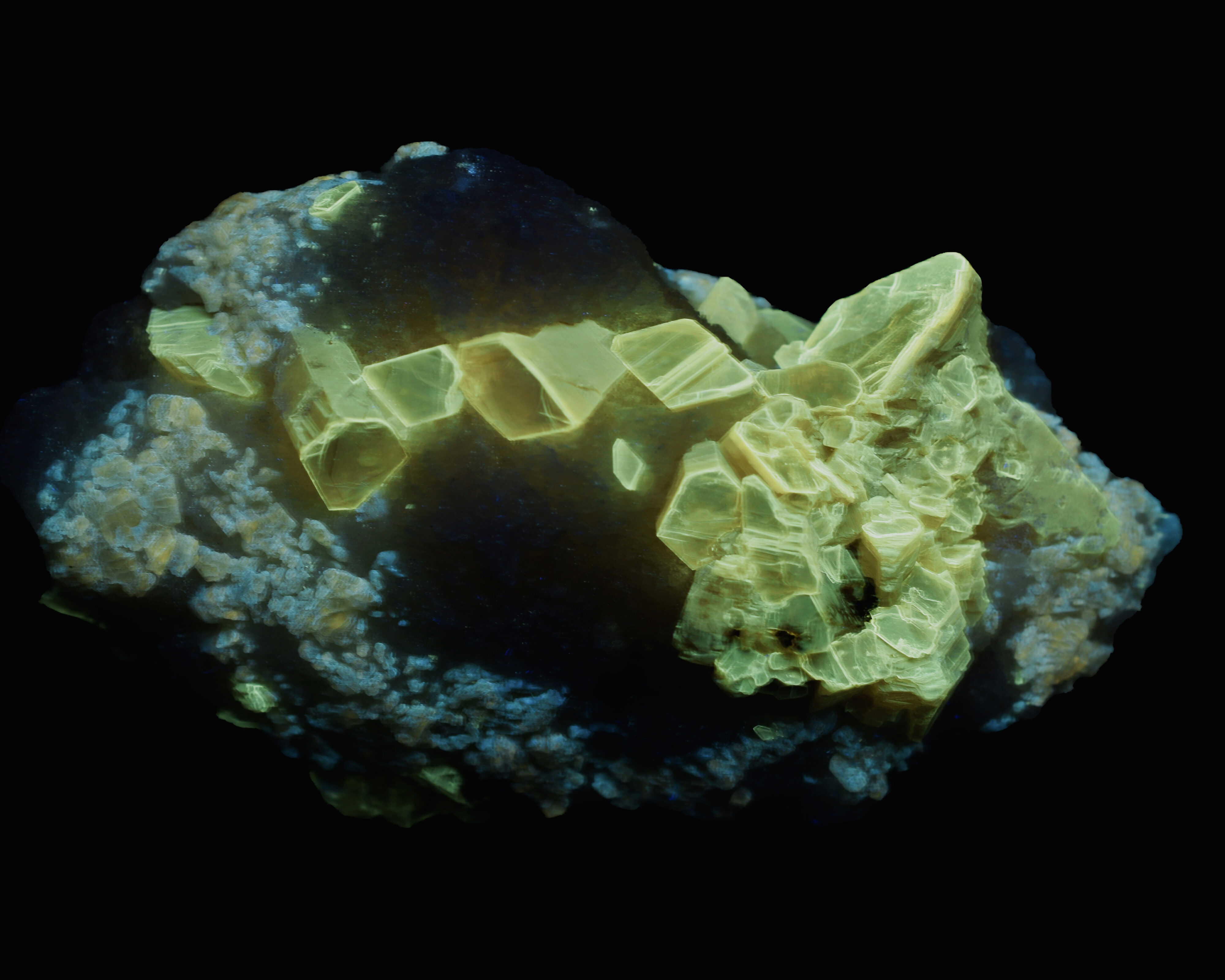 Fluorescence under shortwave UV light.