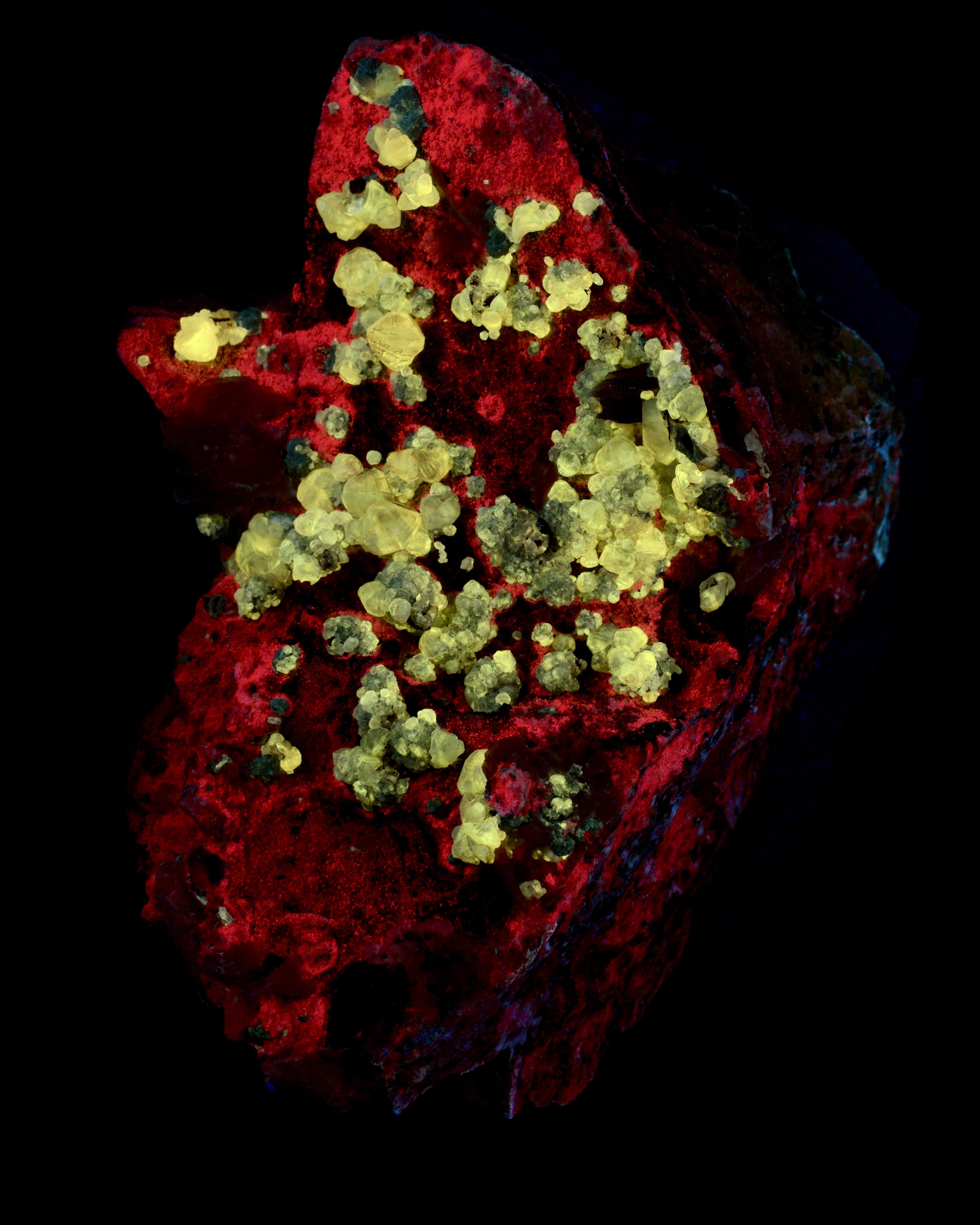 Fluorescence under fullwave (LW + MW + SW) UV light.