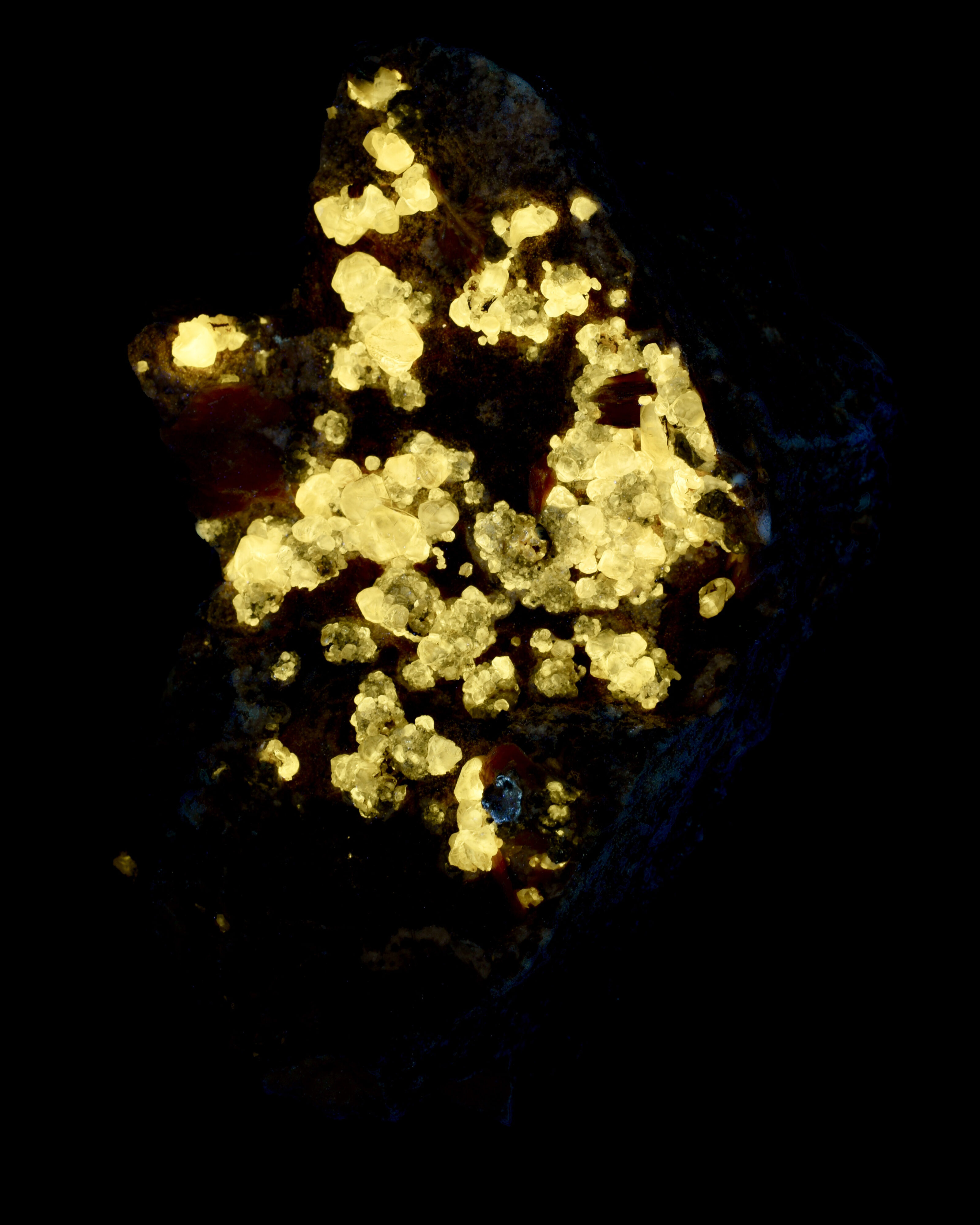 Fluorescence under longwave UV light.