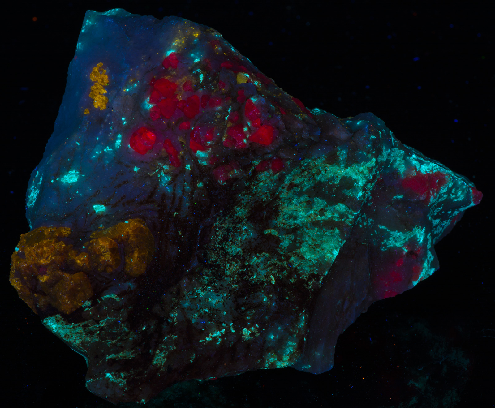 Fluorescence under longwave and shortwave UV light.