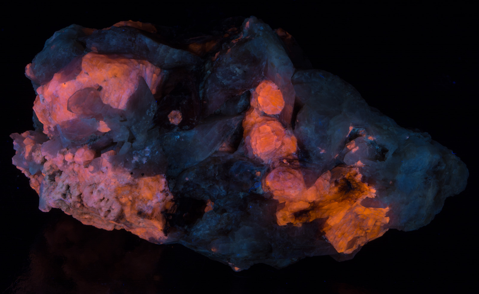 Fluorescence under longwave UV light.