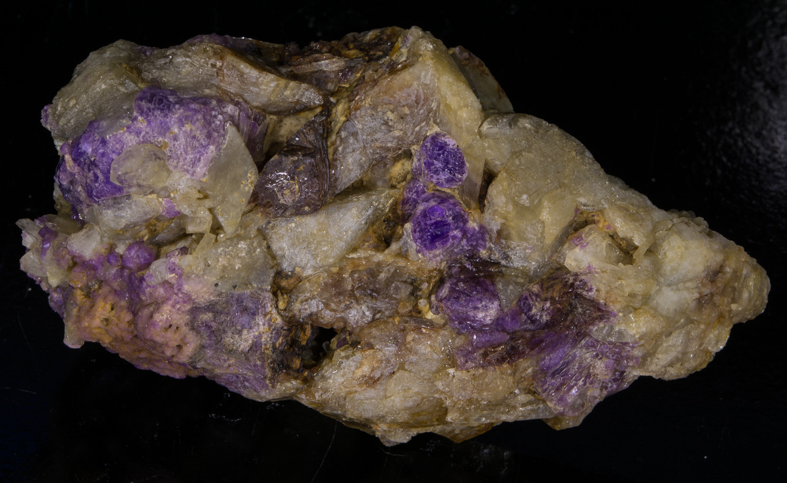 Tenebrescence after exposure to longwave UV light.