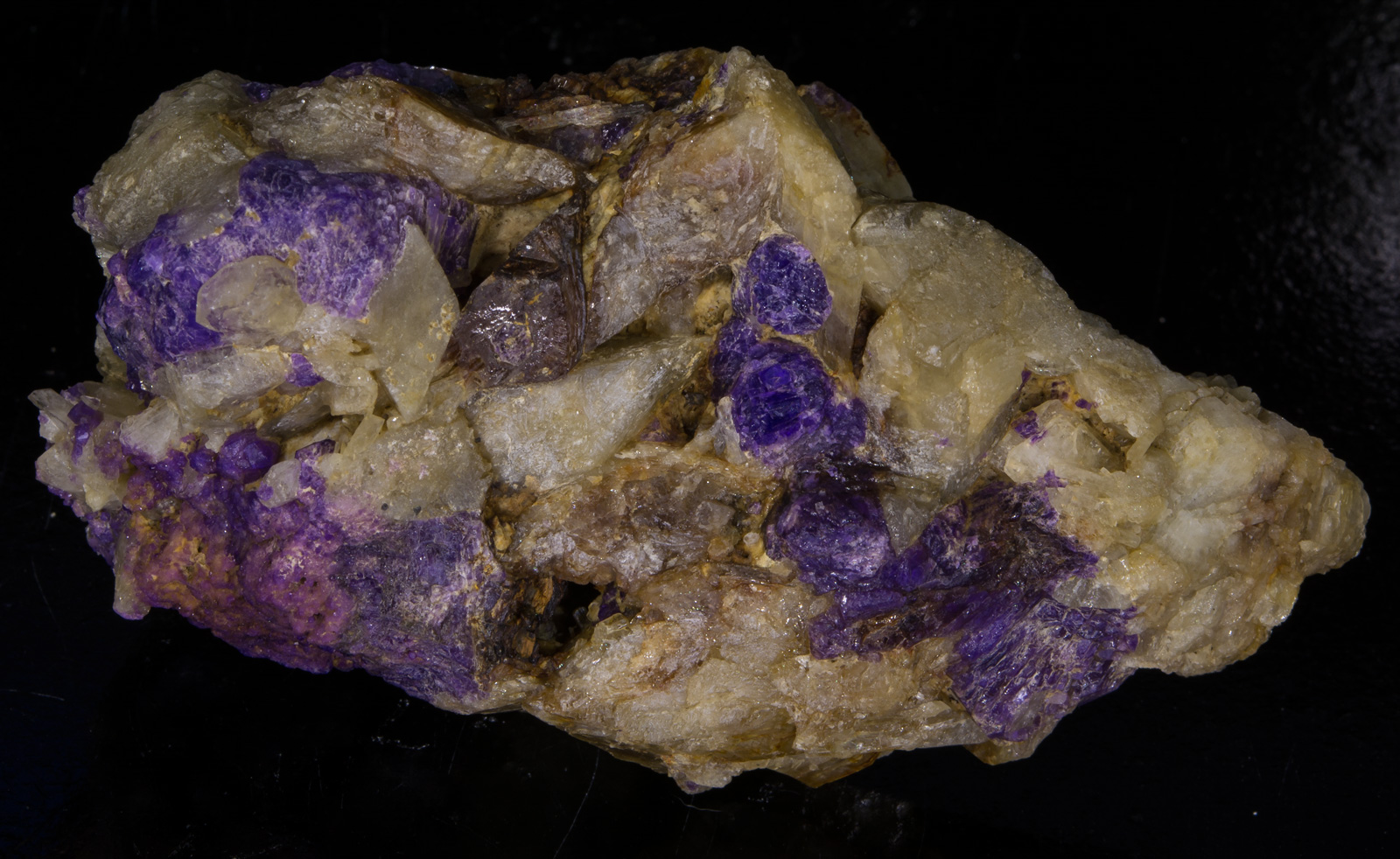 Tenebrescence after exposure to shortwave UV light.