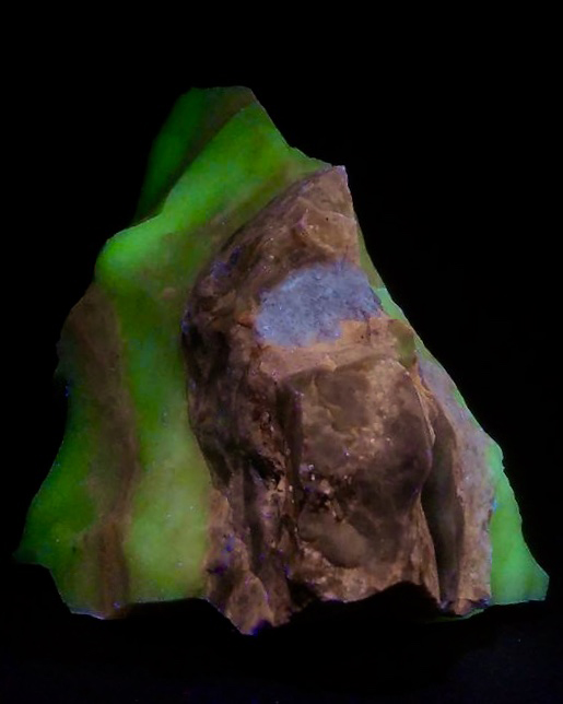 Fluorescence under longwave UV light.