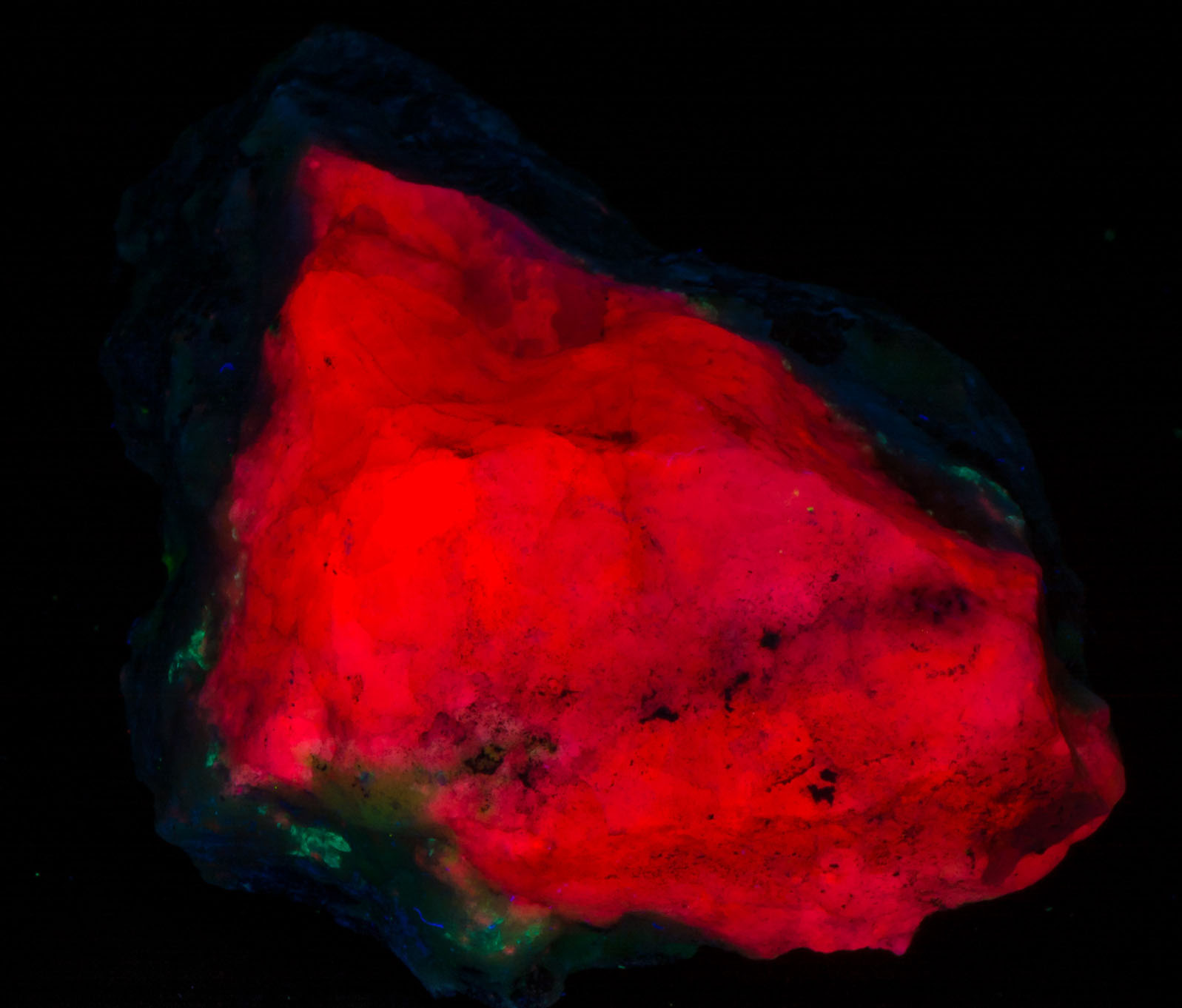 Fluorescence under shortwave UV light.