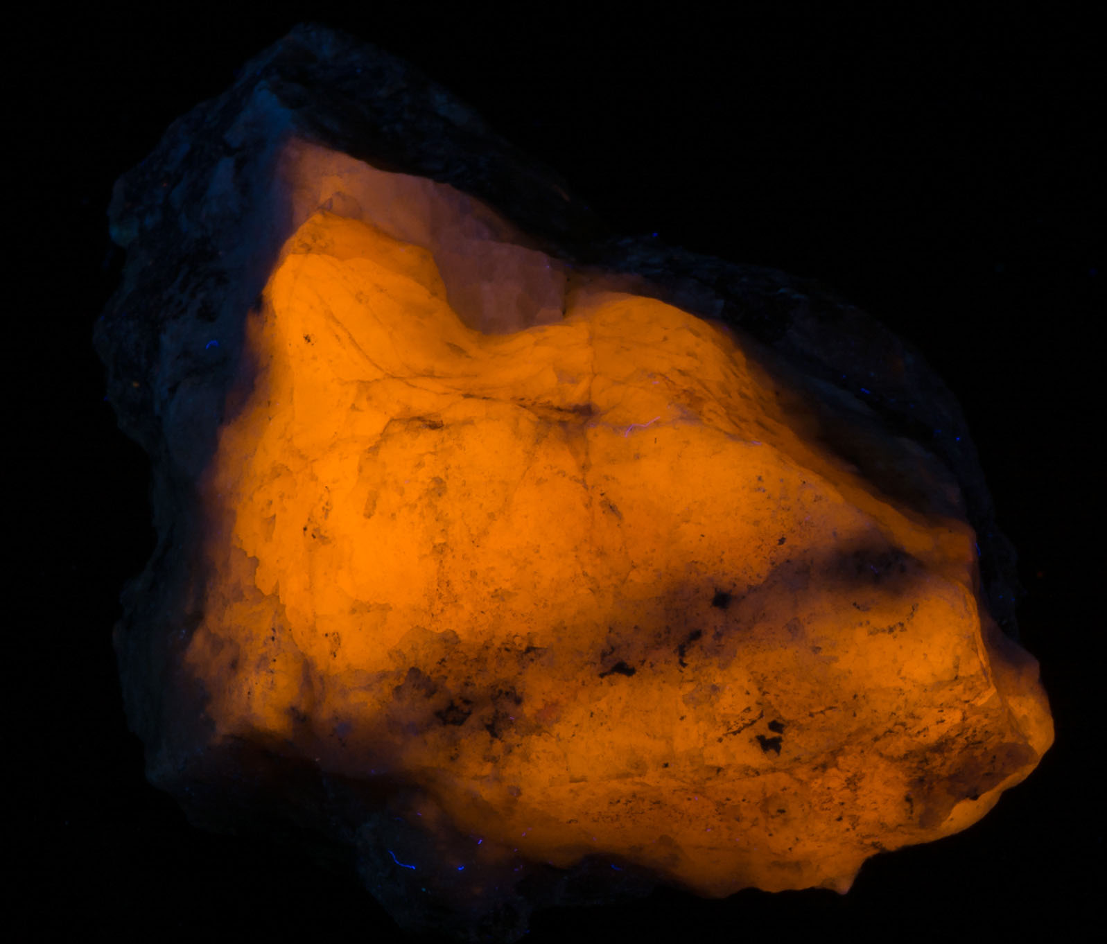 Fluorescence under longwave UV light.