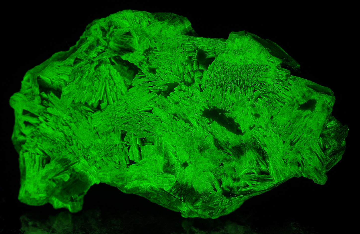 Fluorescence under shortwave UV light.