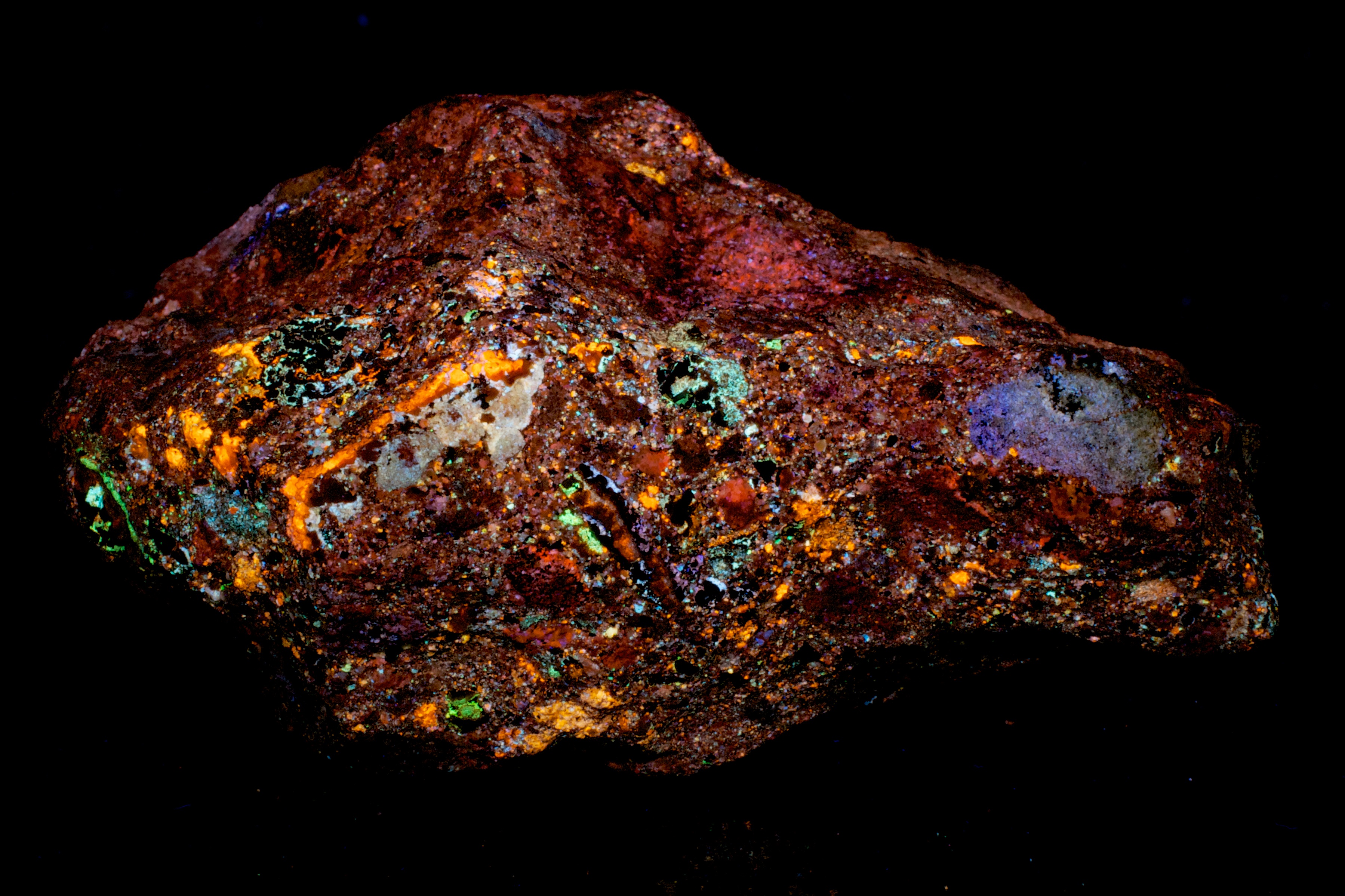 Fluorescence under longwave UV light.