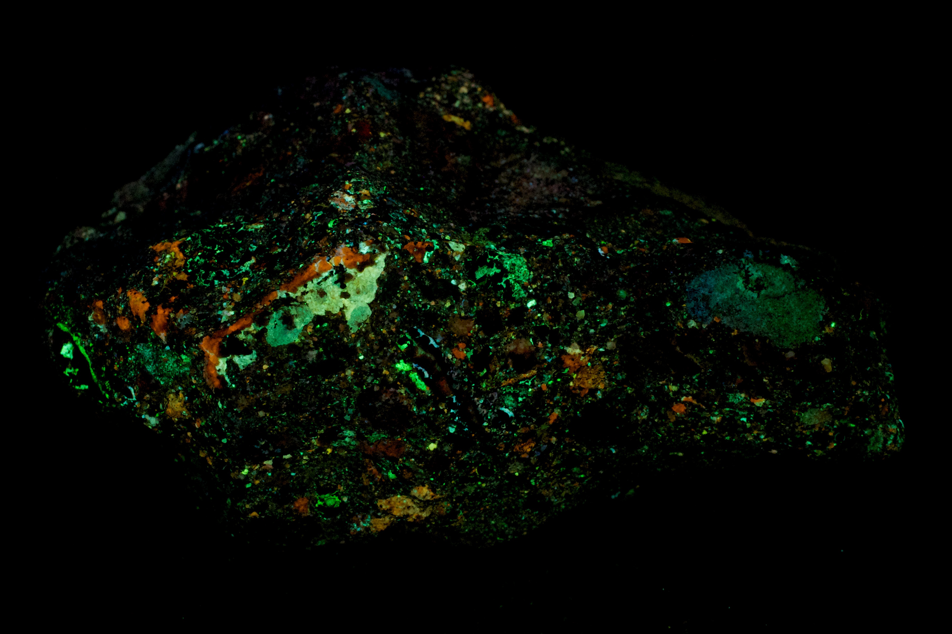 Afterglow after exposure to longwave UV light.