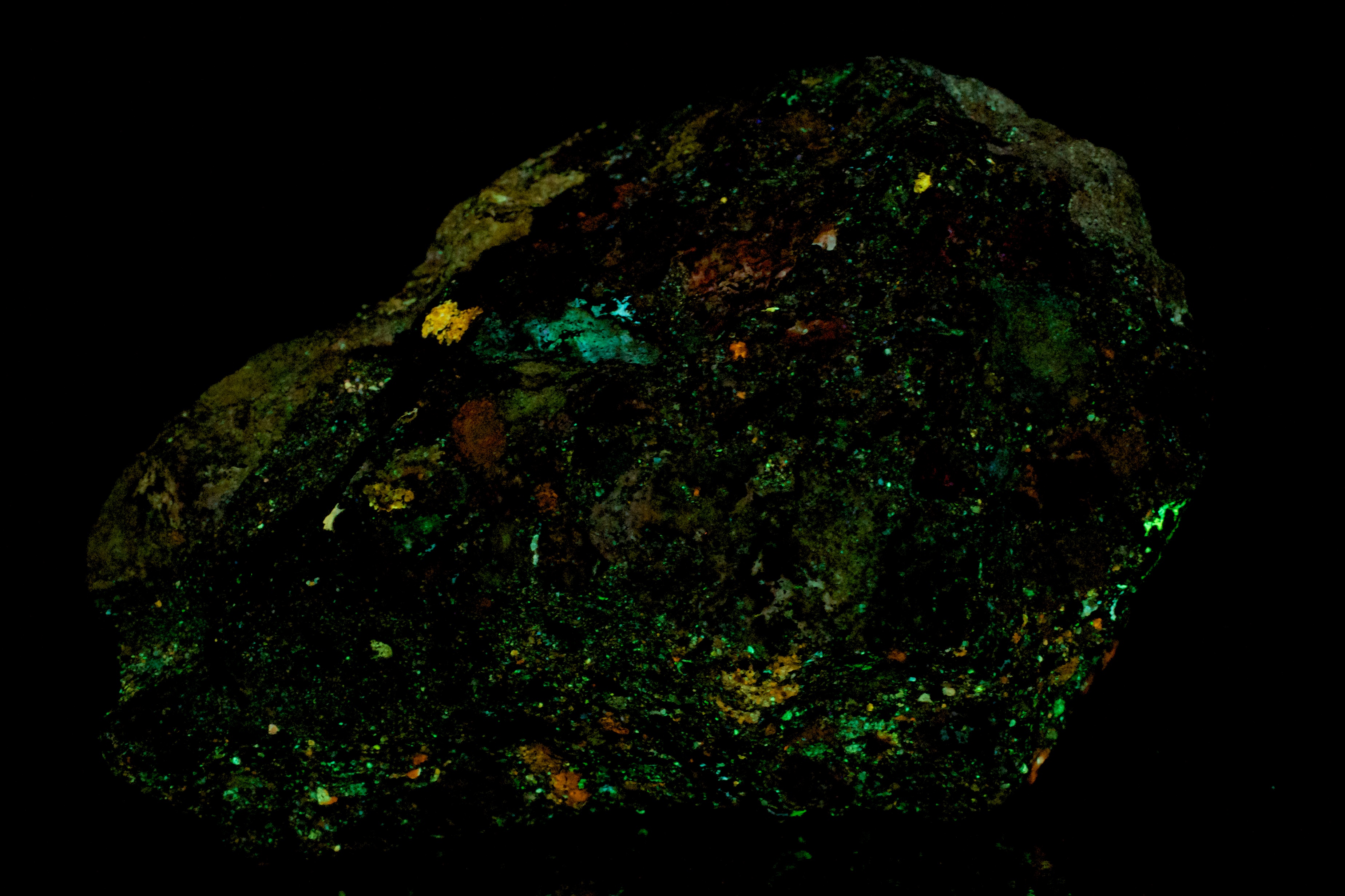 Afterglow after exposure to longwave UV light. Side 3.