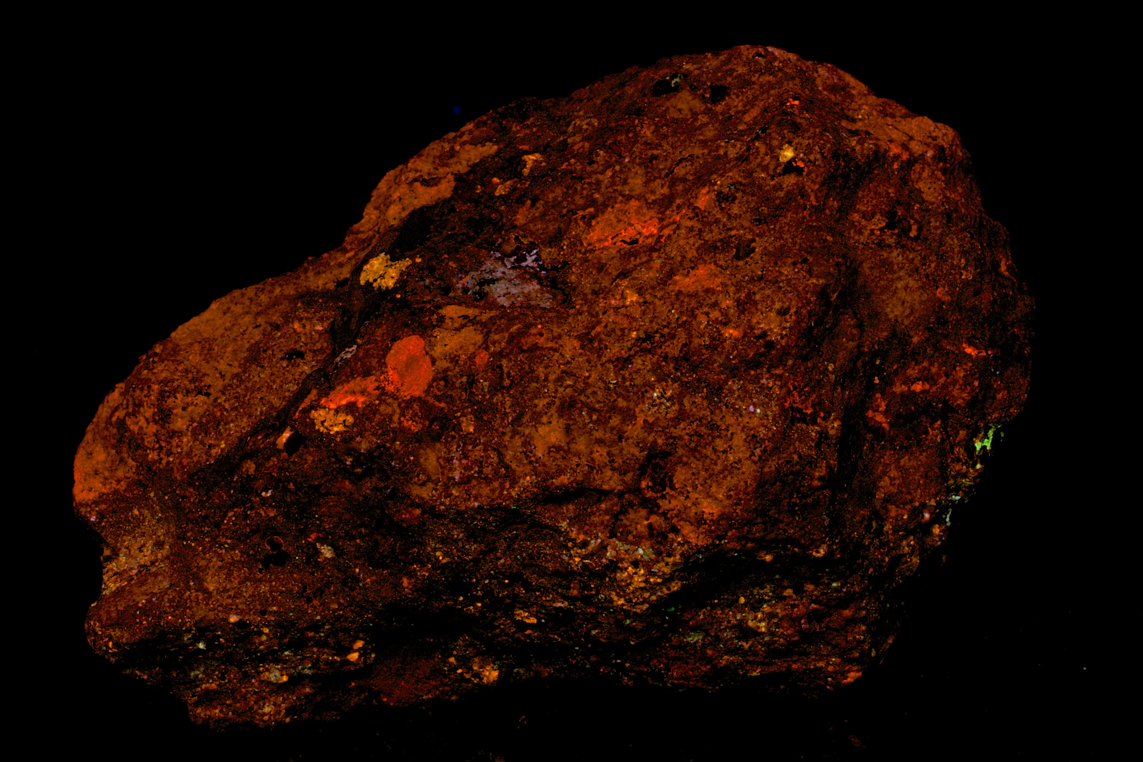 Fluorescence under midwave UV light. Side 3.