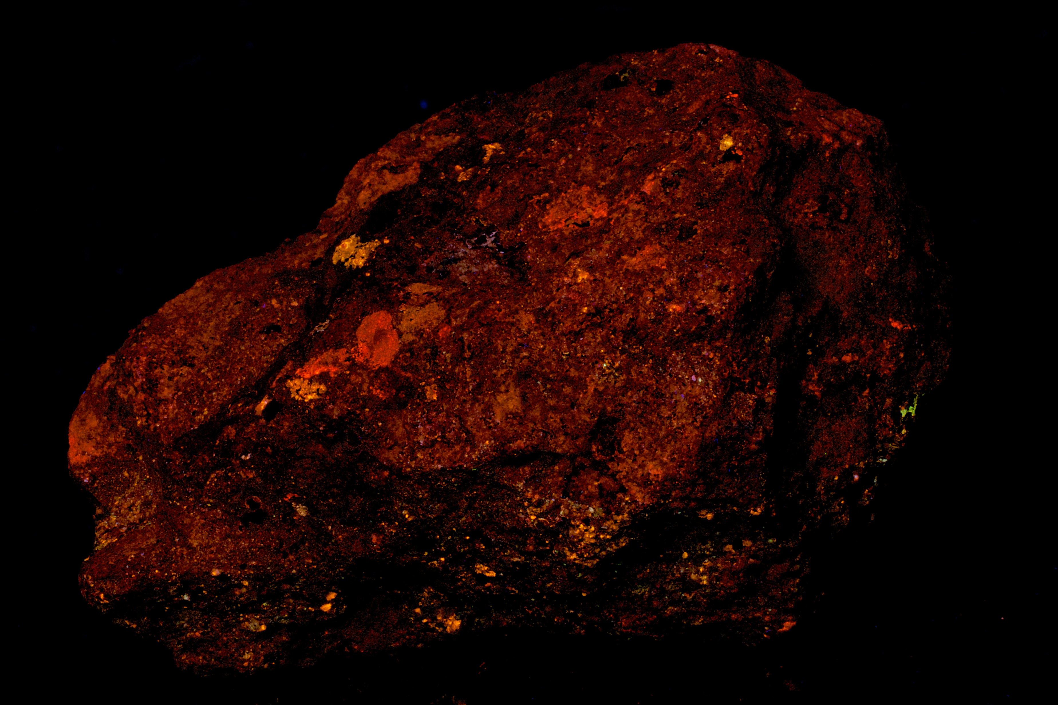 Fluorescence under shortwave UV light. Side 3.
