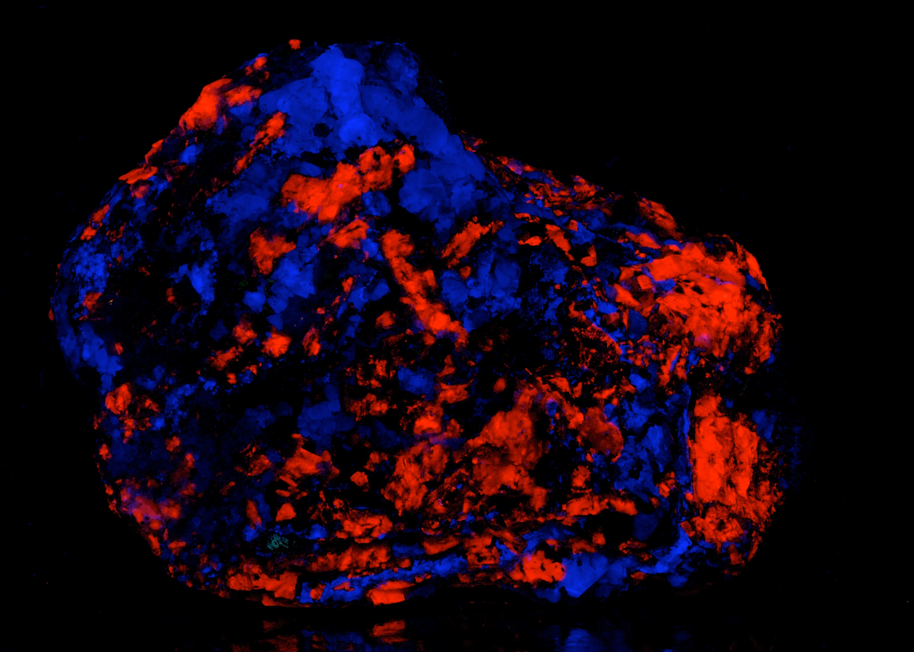 Fluorescence under midwave UV light.