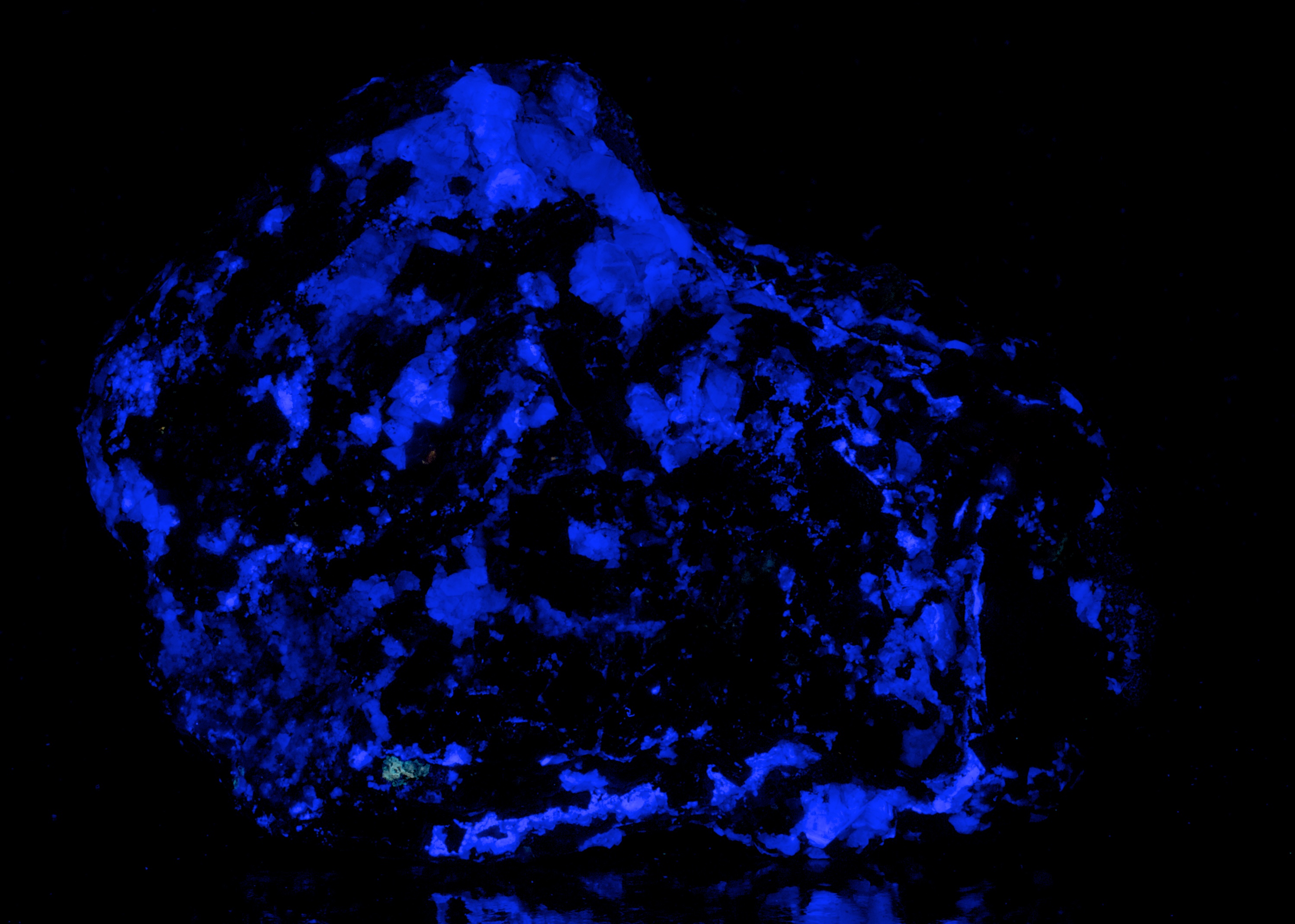 Fluorescence under longwave UV light.
