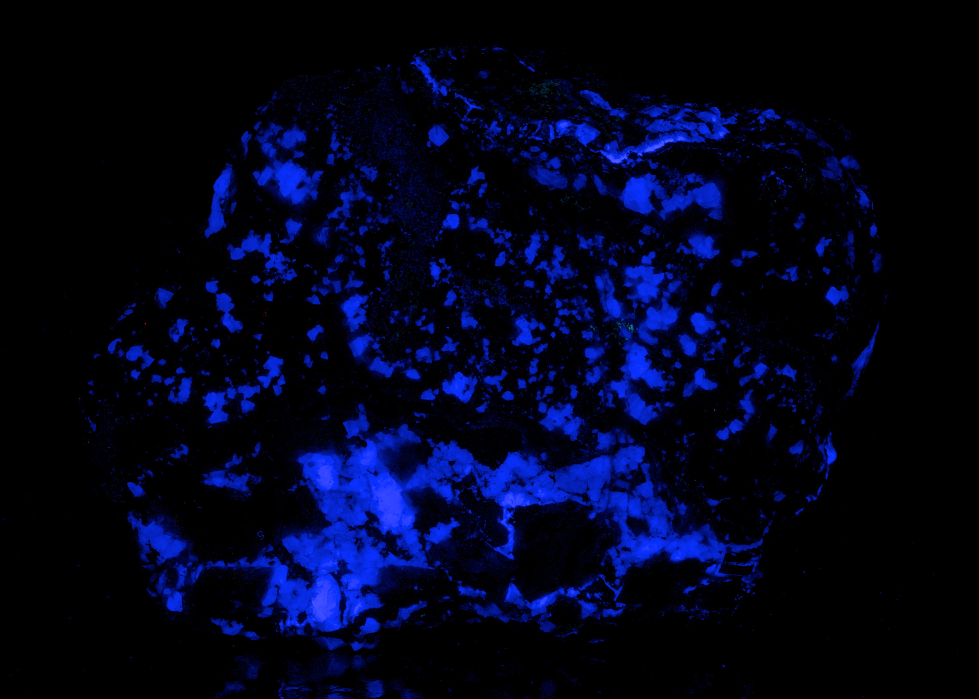 Fluorescence under longwave UV light. Side 2.