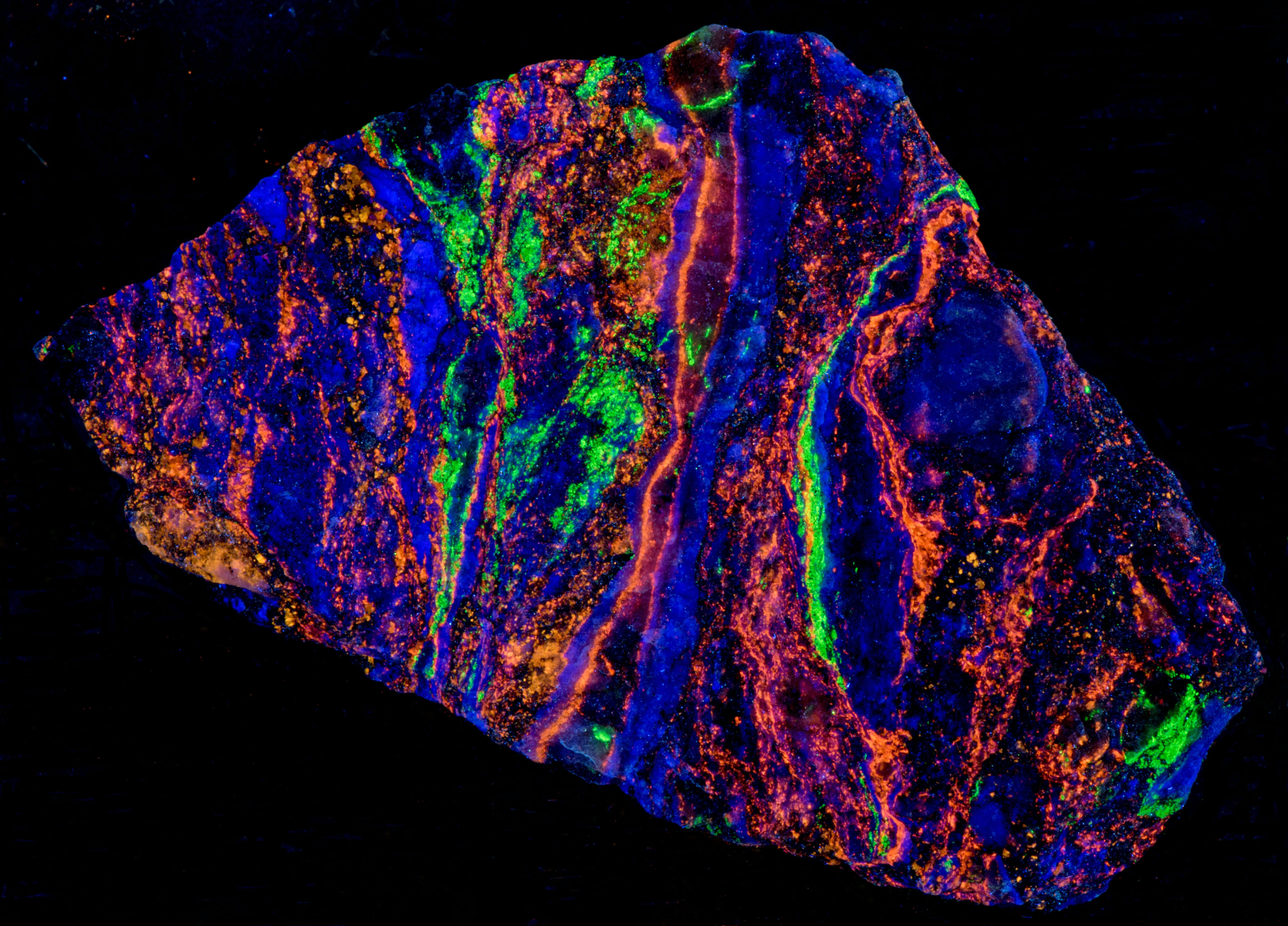 Fluorescence under longwave and shortwave UV light.
