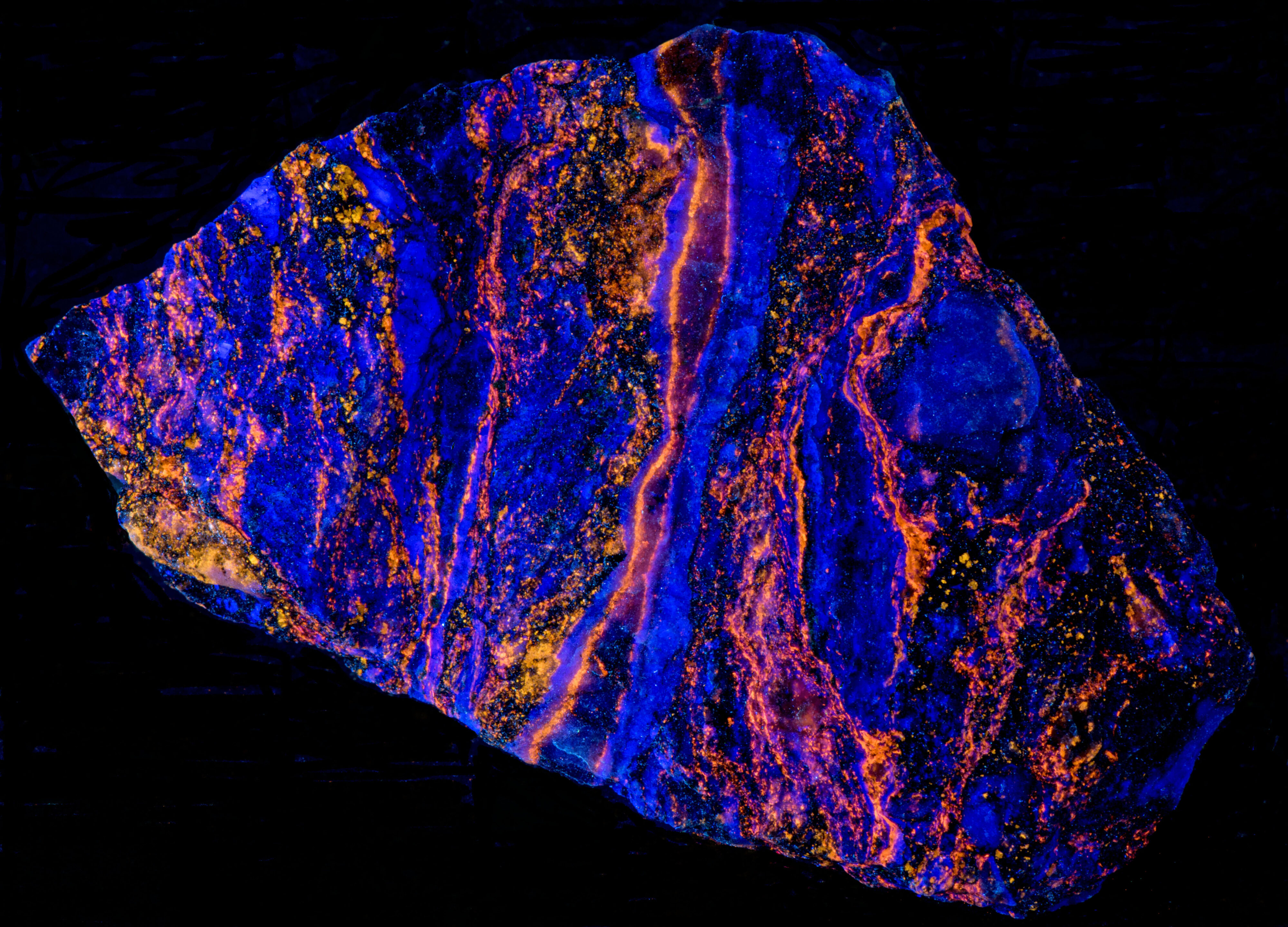 Fluorescence under longwave UV light.