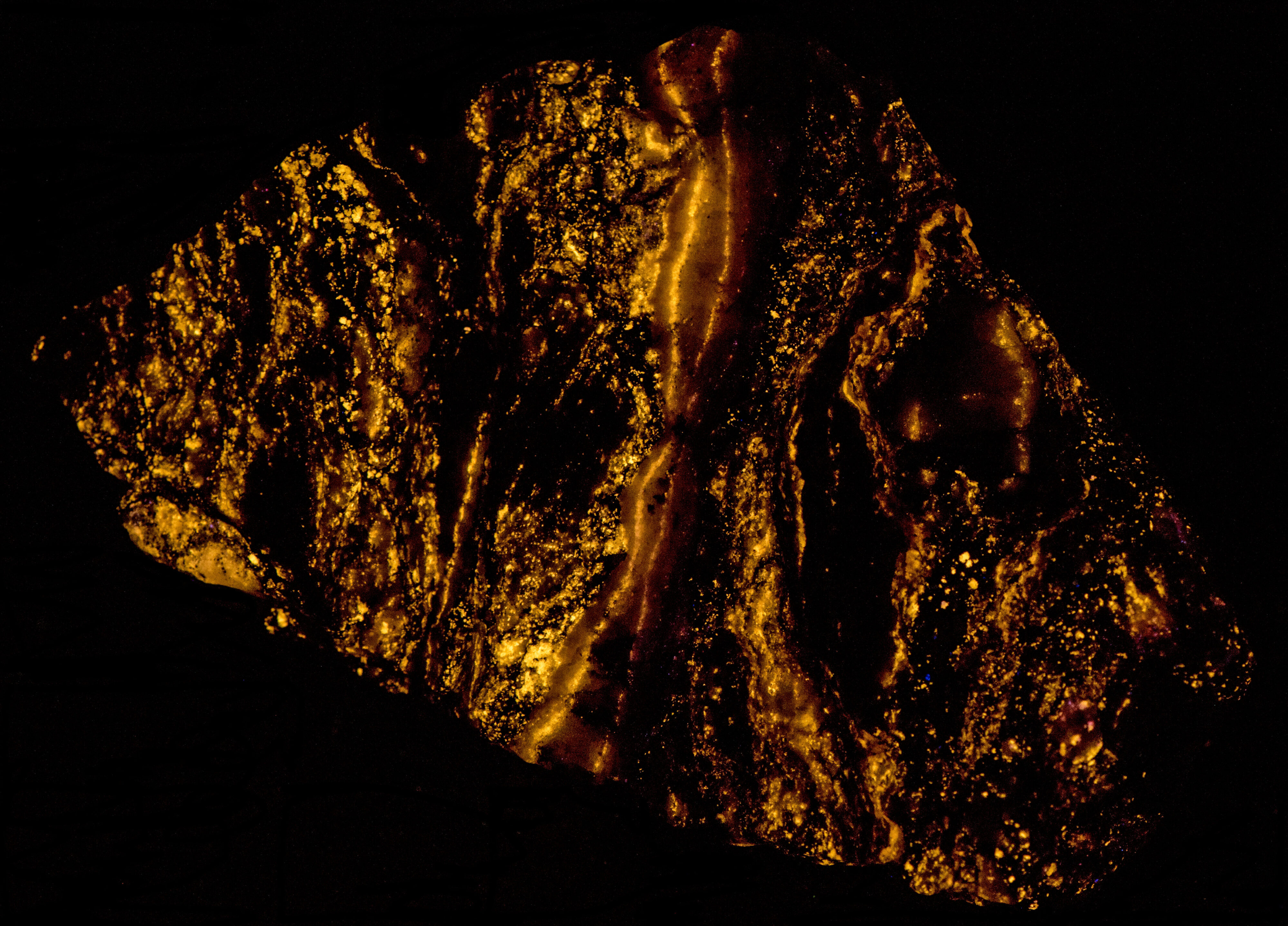 Afterglow after exposure to longwave UV light.