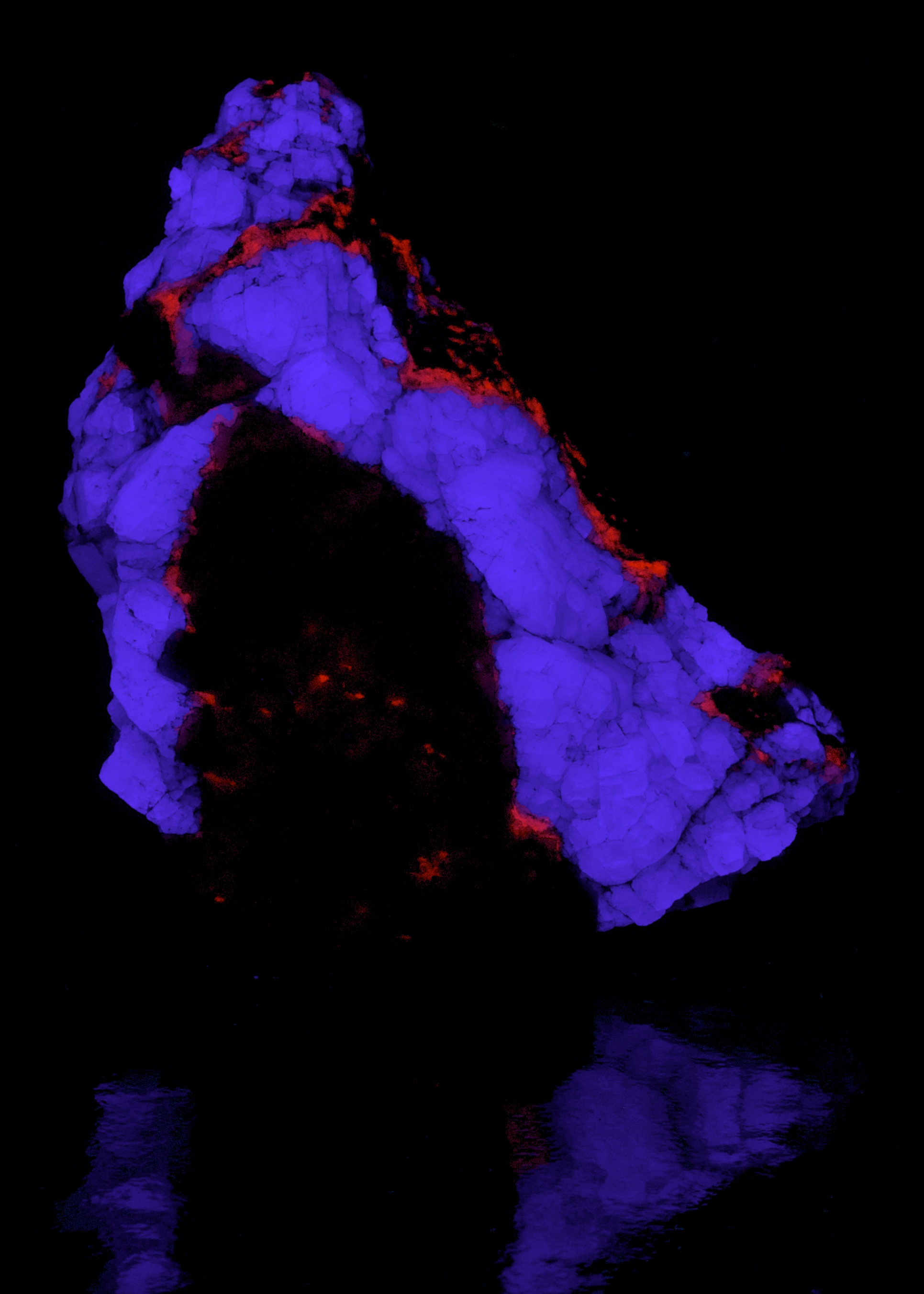 Fluorescence under shortwave UV light.