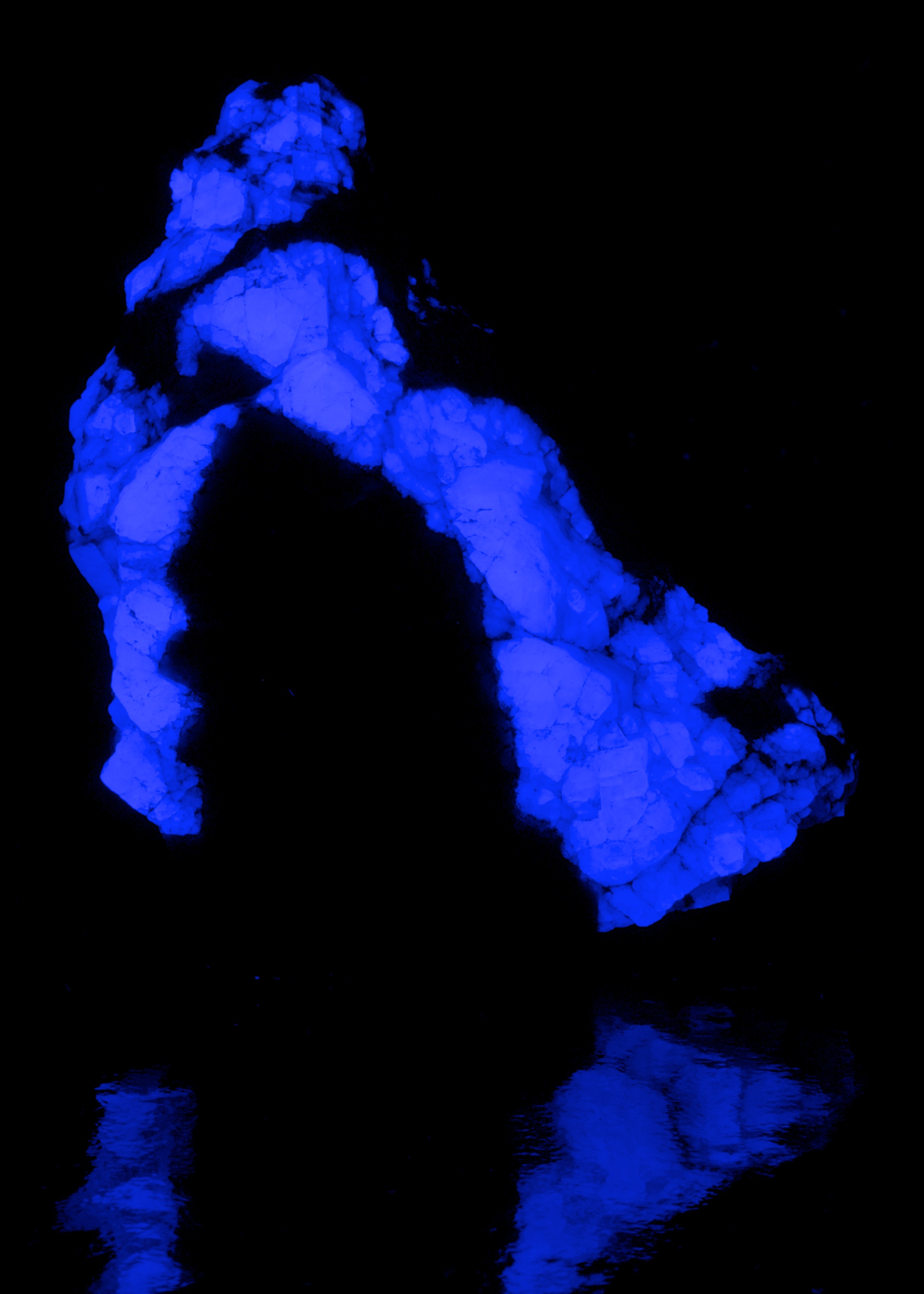 Fluorescence under longwave UV light.