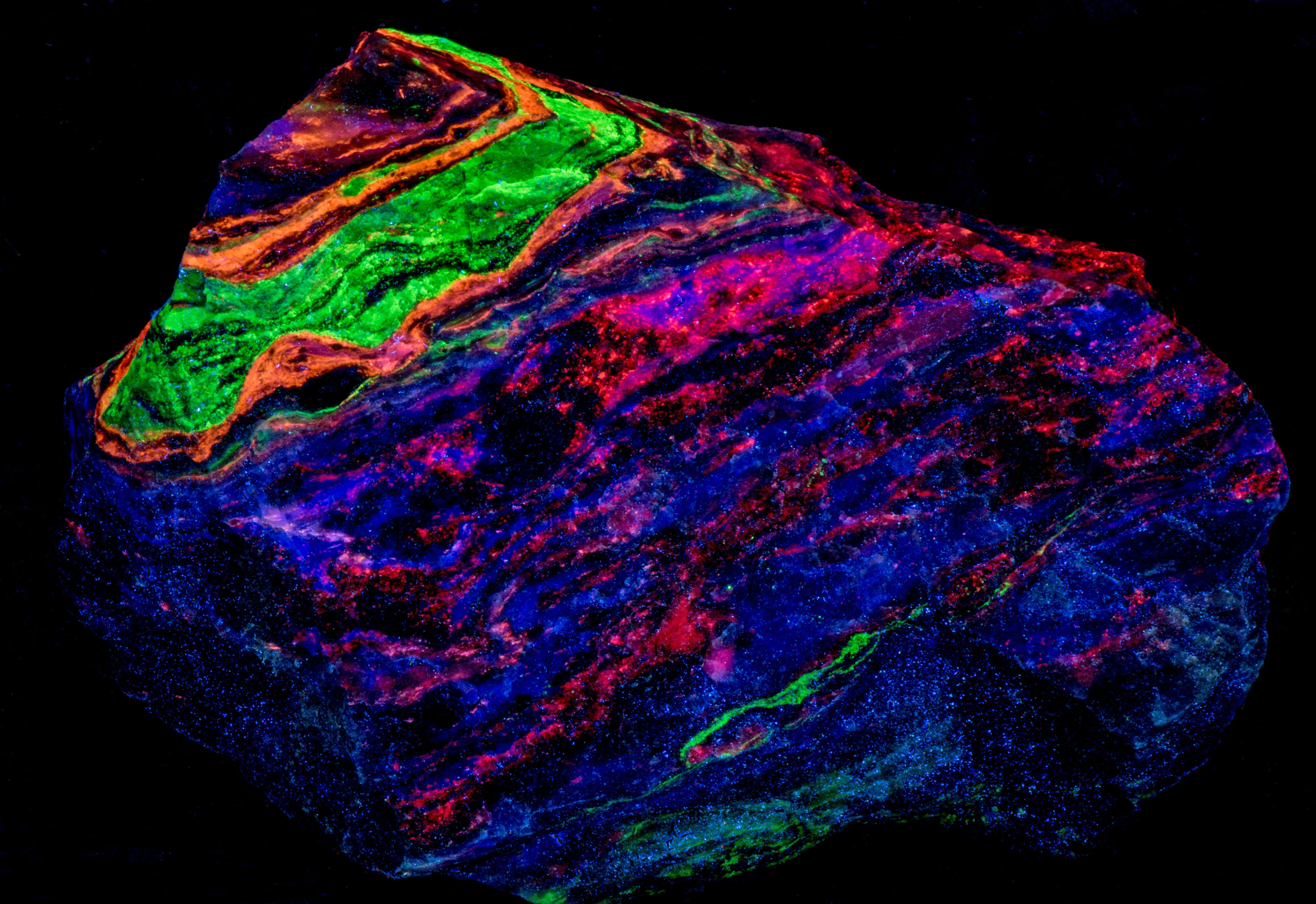 Fluorescence under longwave and shortwave UV light.