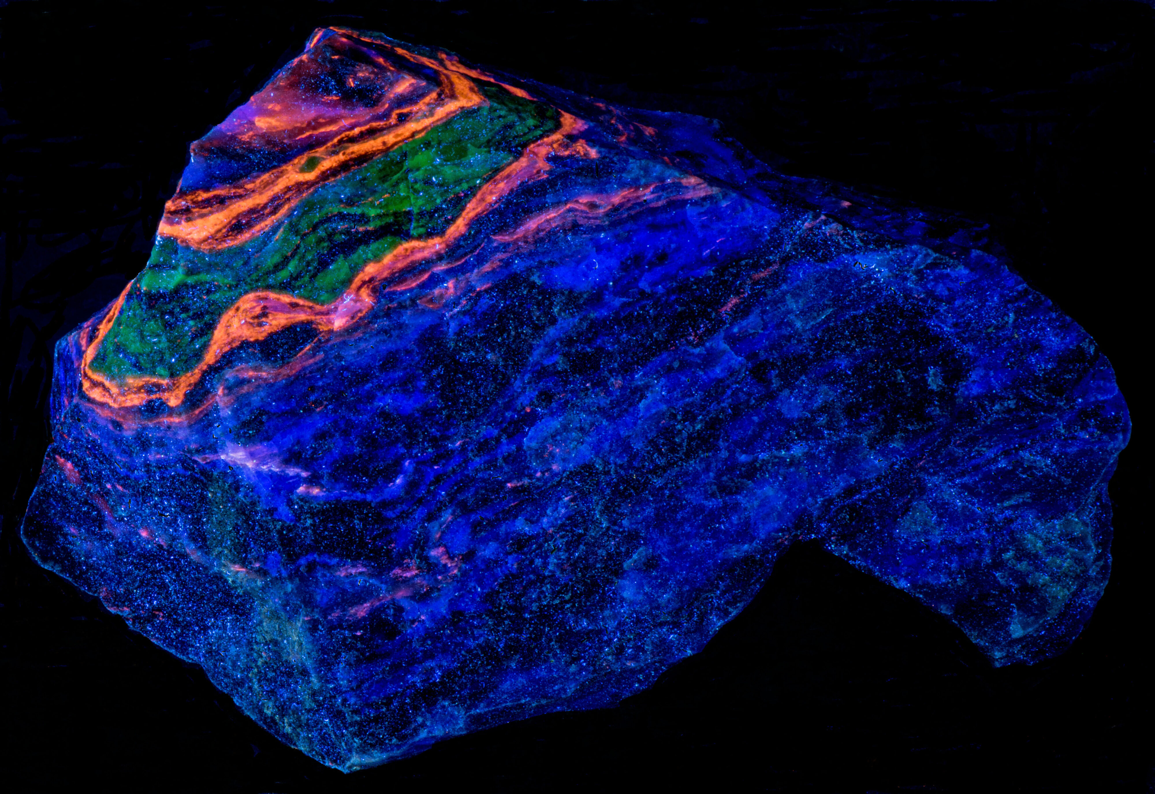 Fluorescence under longwave UV light.