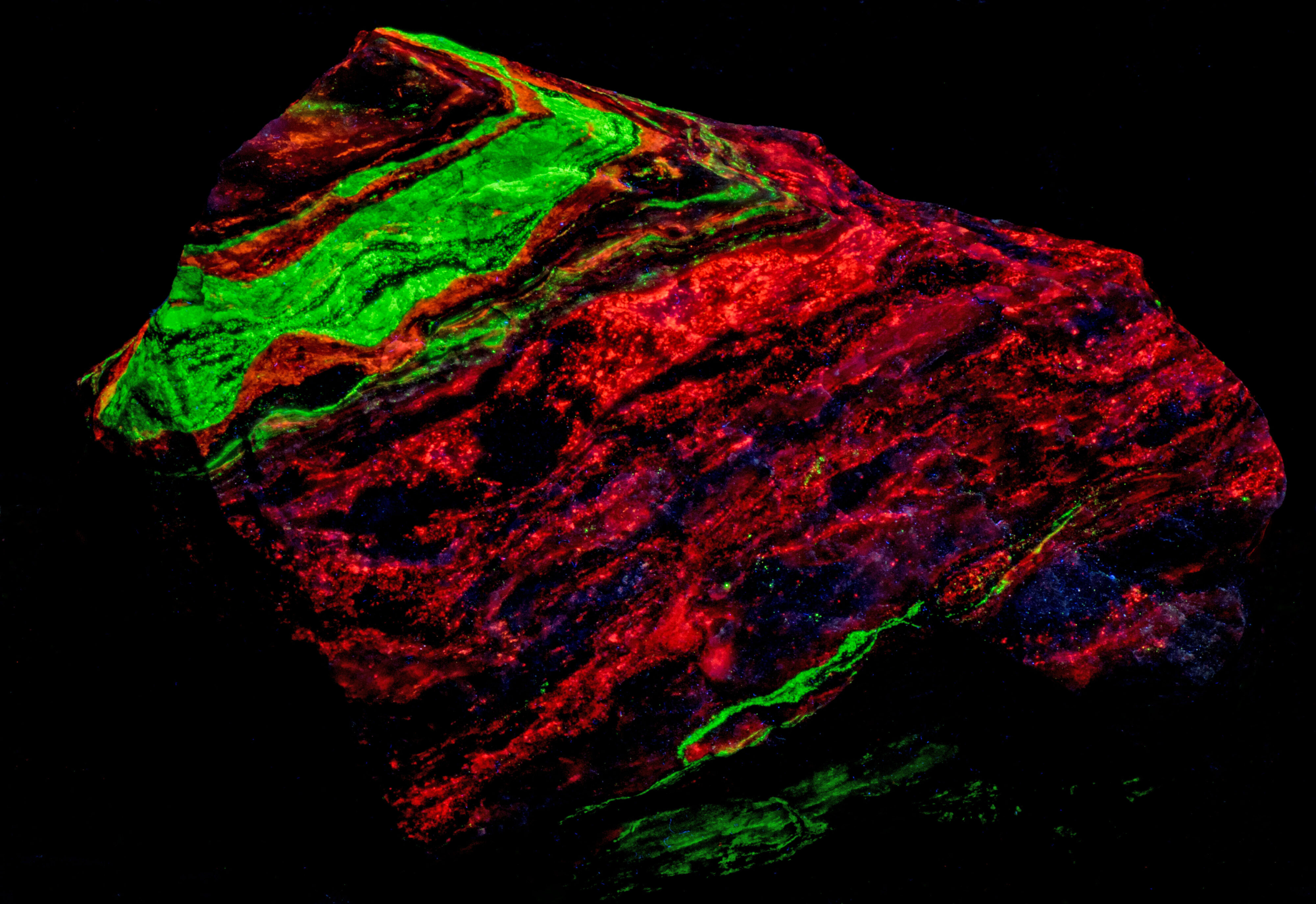 Fluorescence under shortwave UV light.