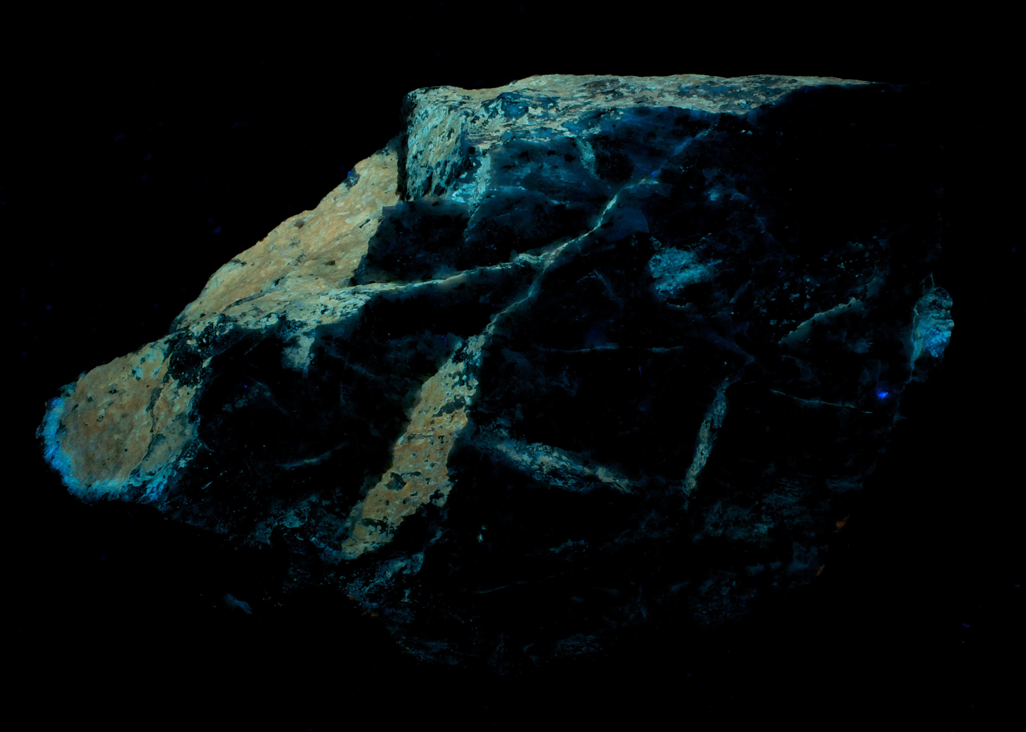 Fluorescence under longwave UV light.