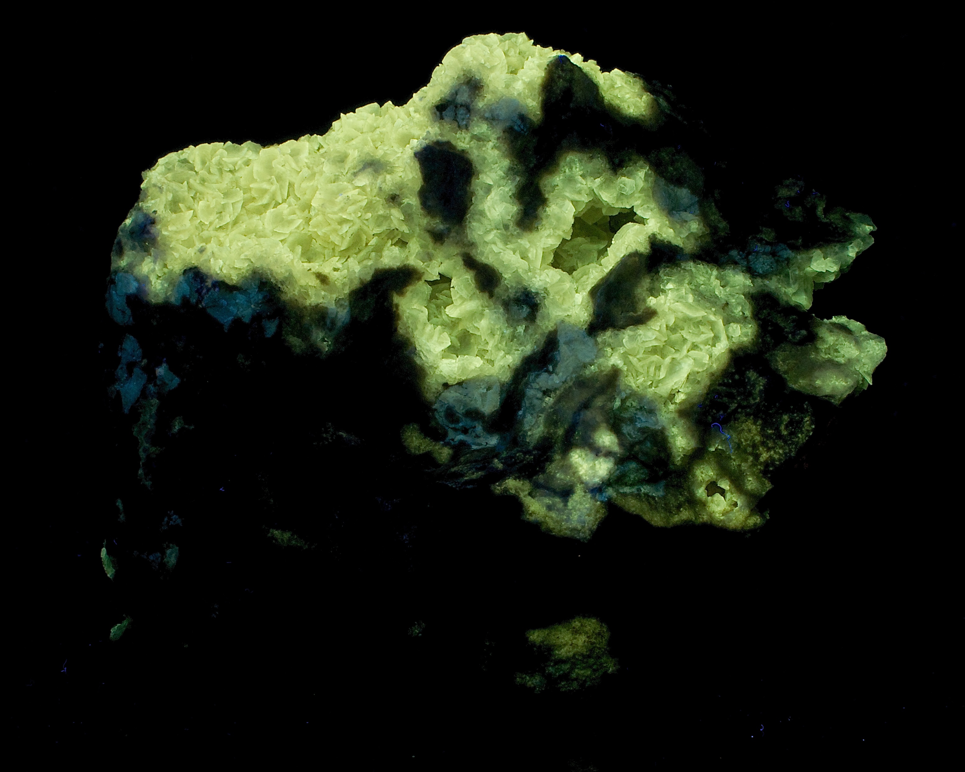 Fluorescence under longwave UV light.