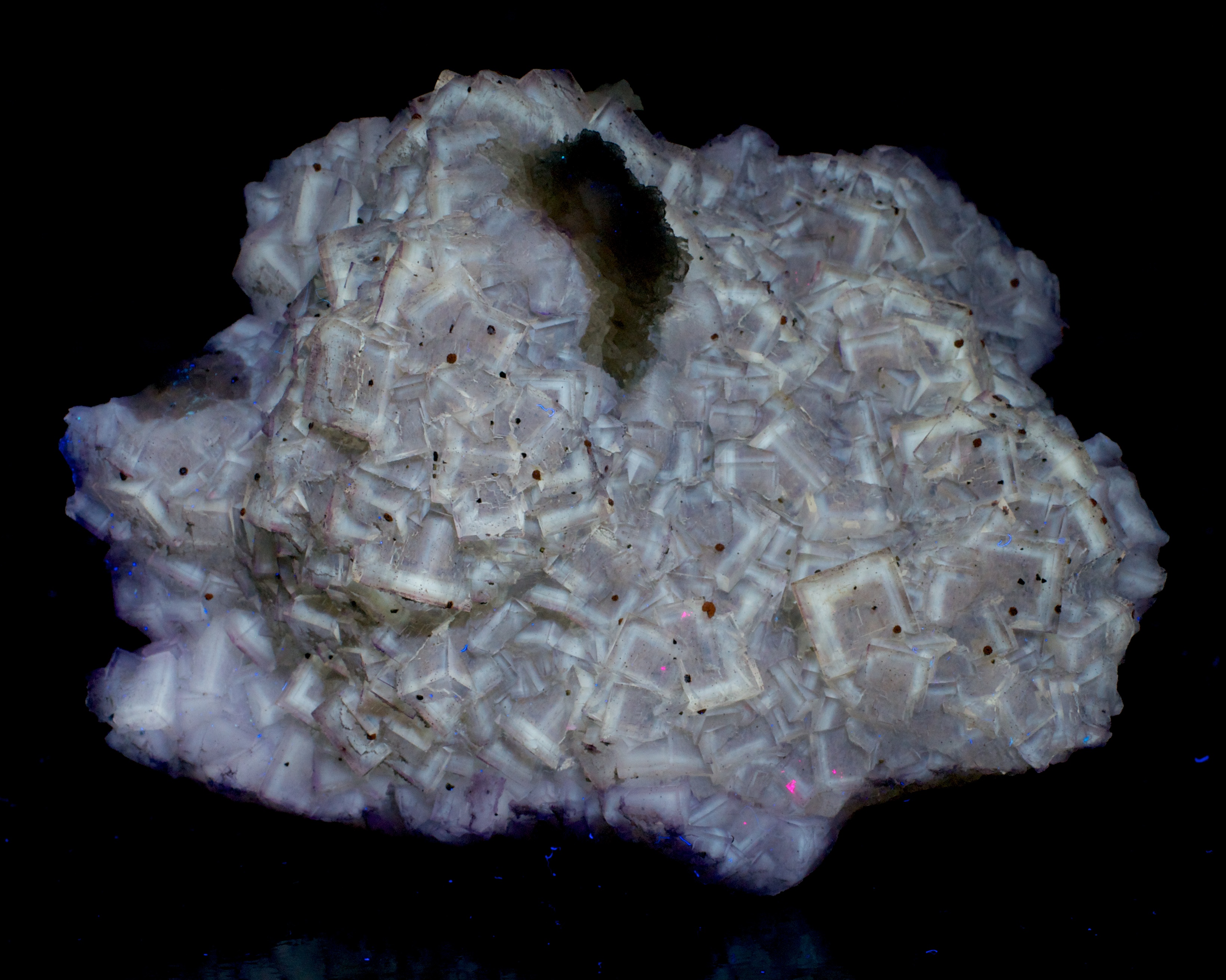 Fluorescence under longwave UV light.