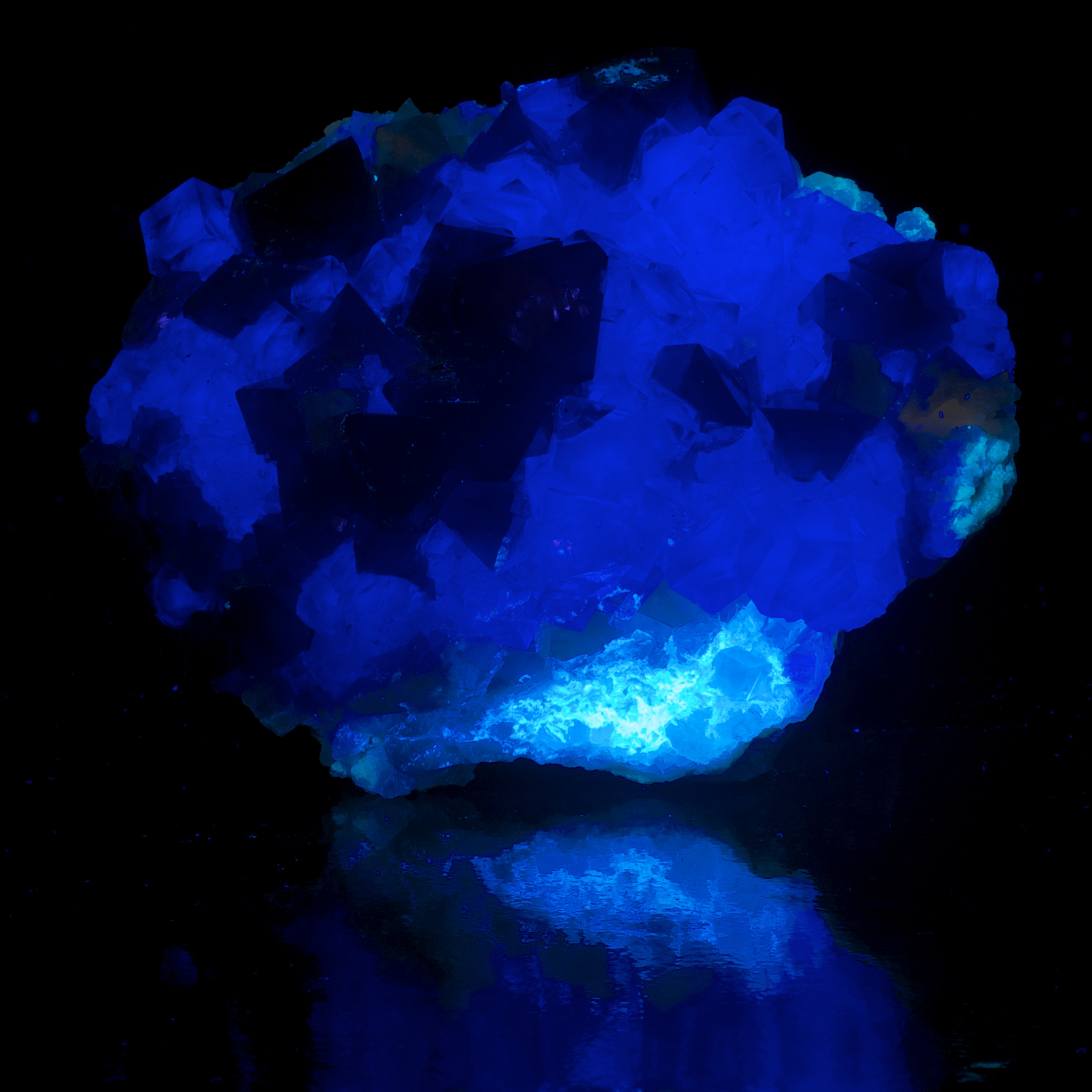 Fluorescence under longwave UV light.