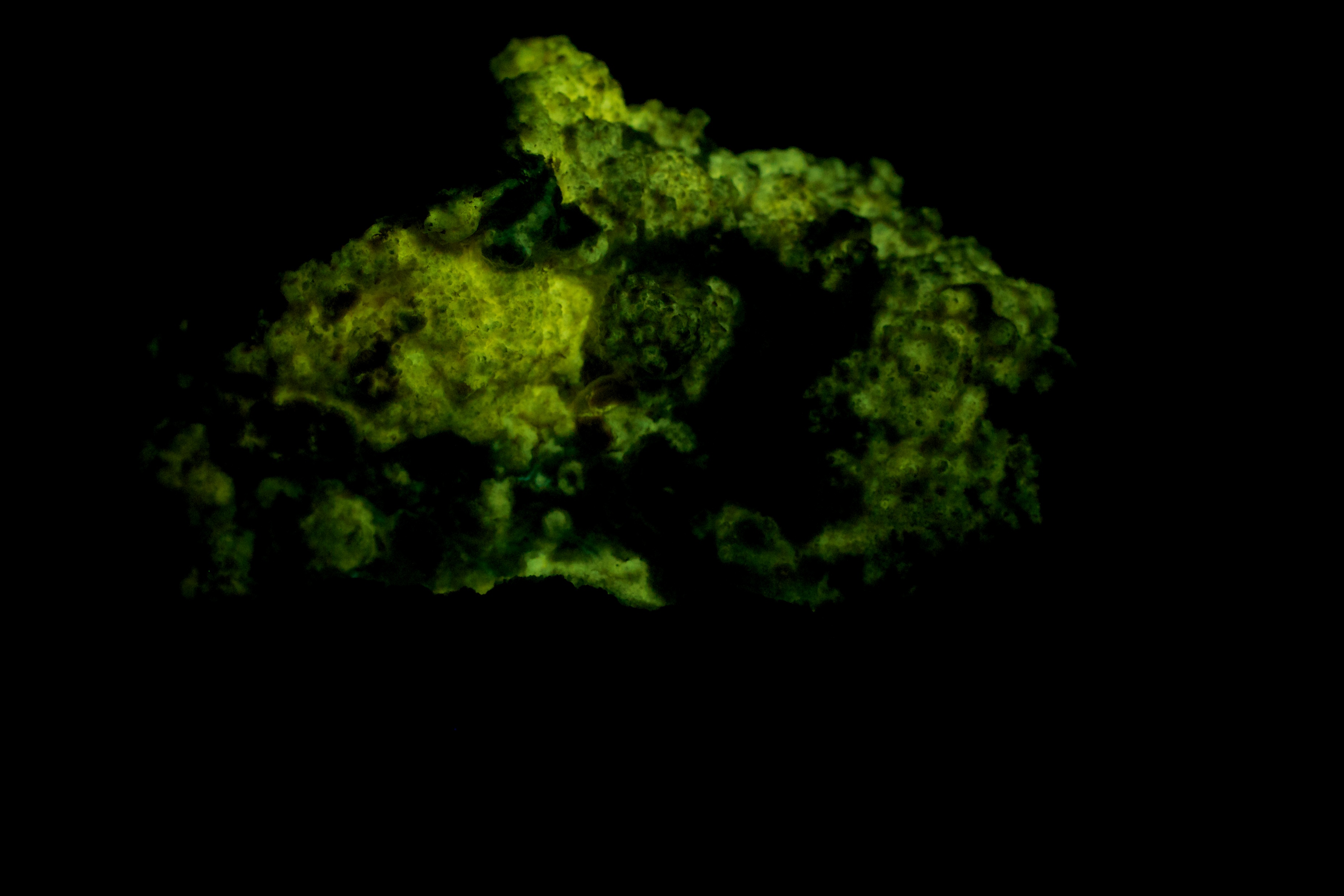 Afterglow after exposure to longwave UV light.